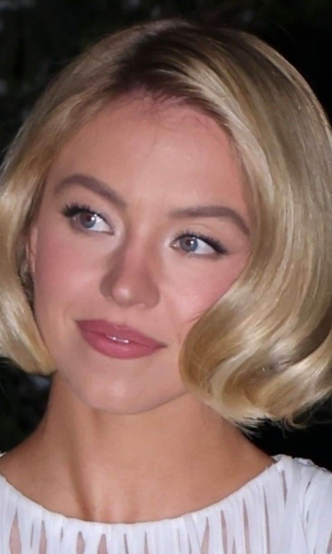 En la pre-party de los Globos de Oro en el Chateau Marmont, Sydney Sweeney eleva el Old Hollywood con un acabado más pulido y nocturno.