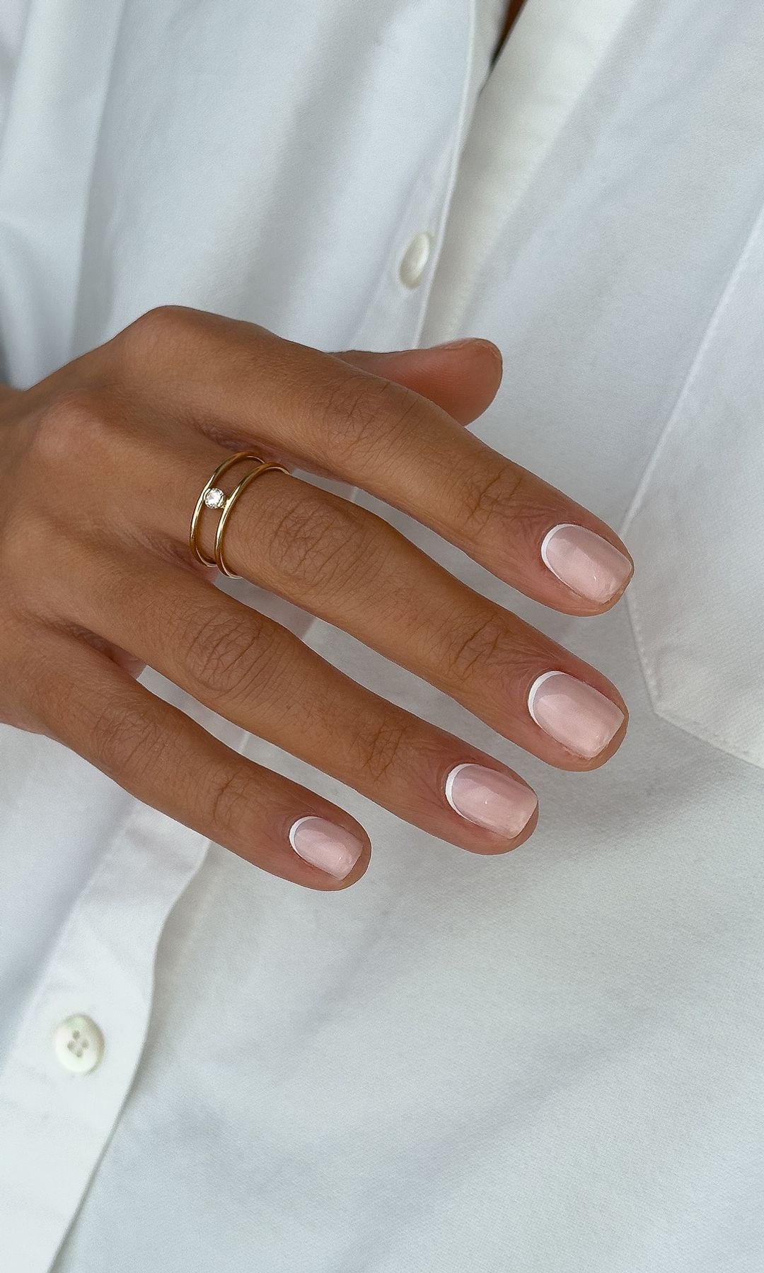 Manicura francesa con línea blanca invertida