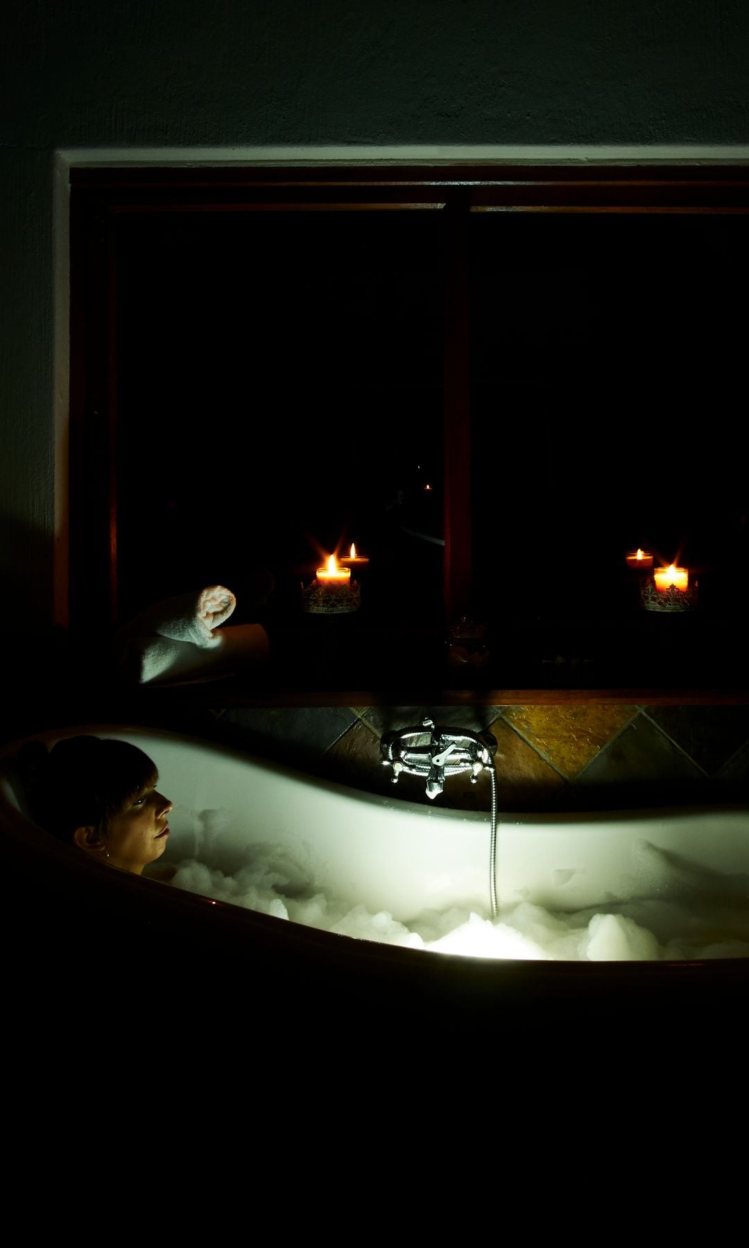 Puedes hacer el dark showering completamente a oscuras o utilizar solo la luz de velas. 