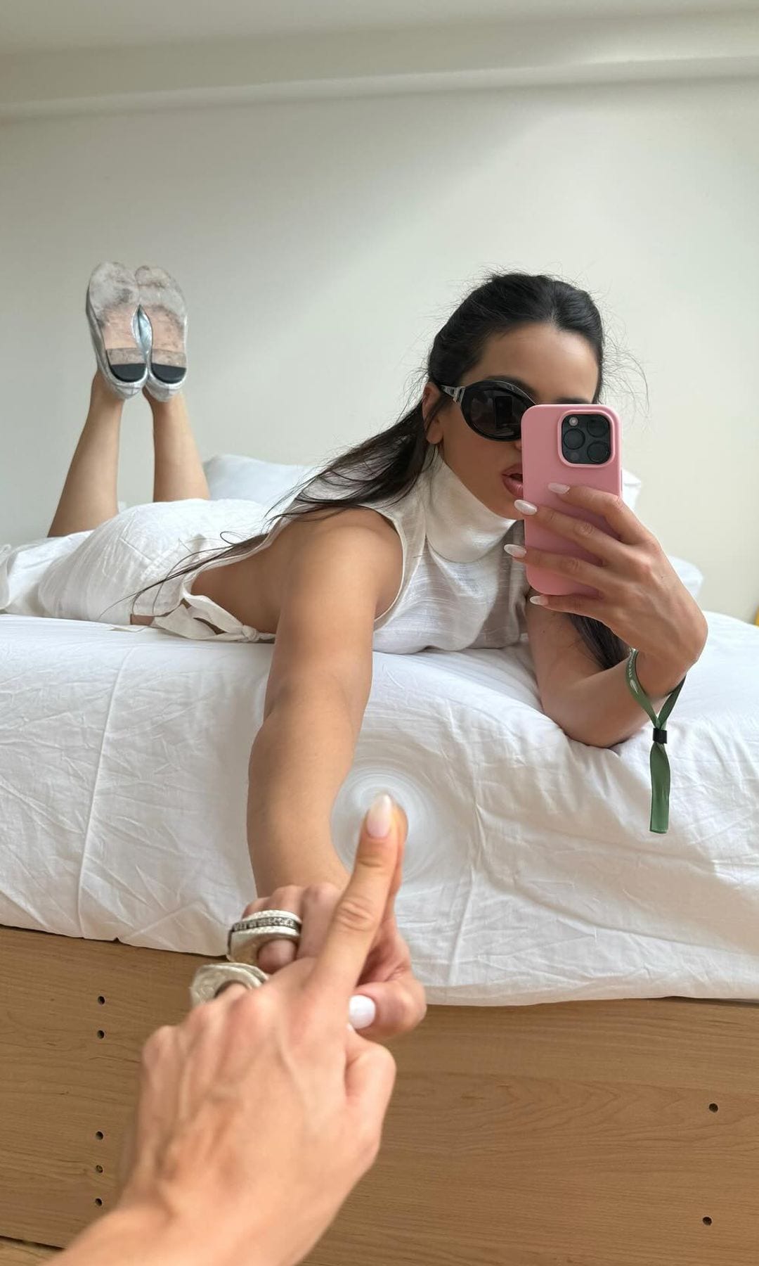 Manicura blanca de Rosalía