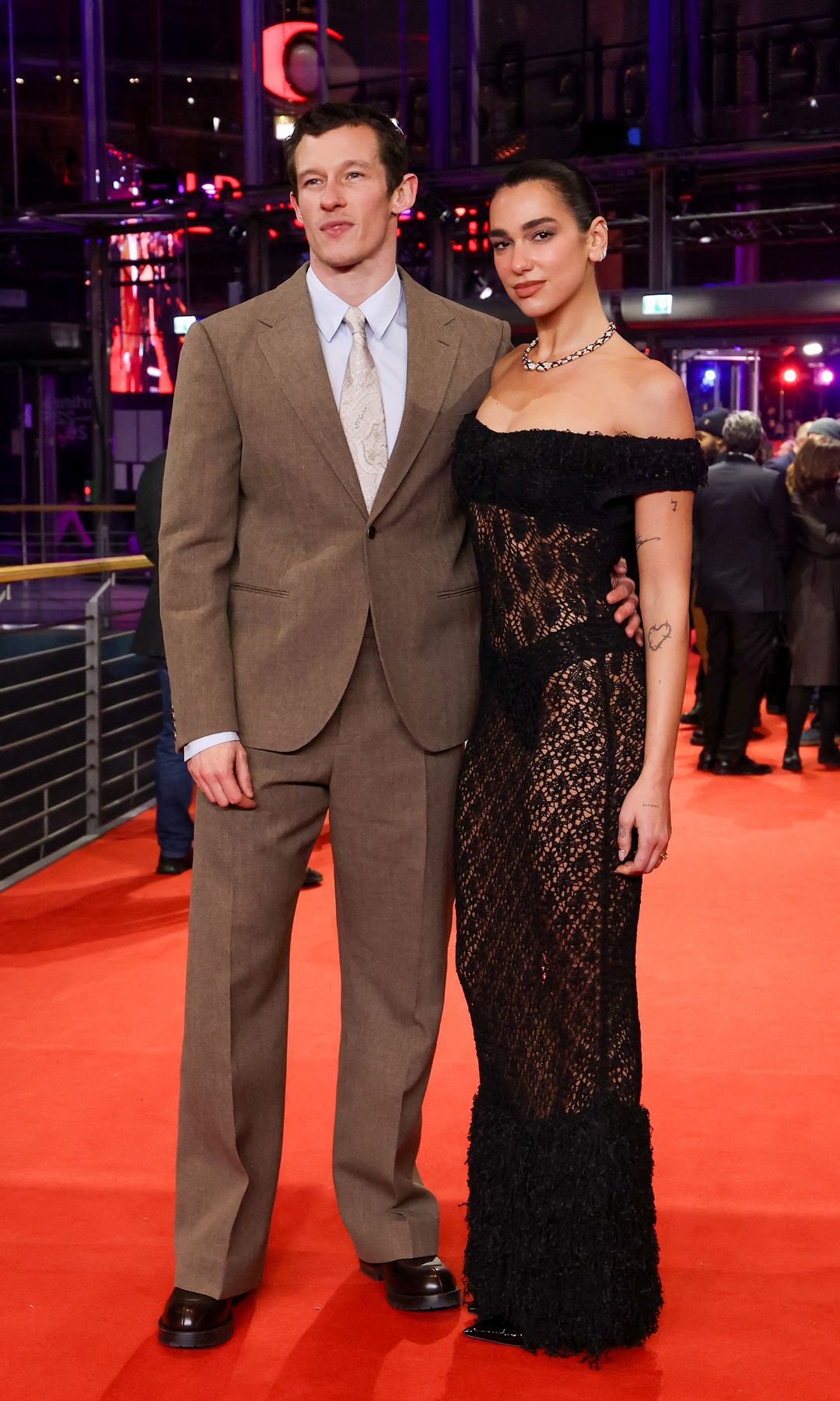 Callum Turner y Dua Lipa han protagonizado icónicos momentos juntos a lo largo de su relación. 