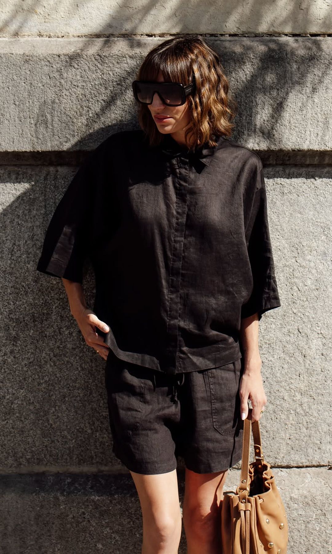 Eugenia Osborne con conjunto negro de bermudas y camisa, de Zara