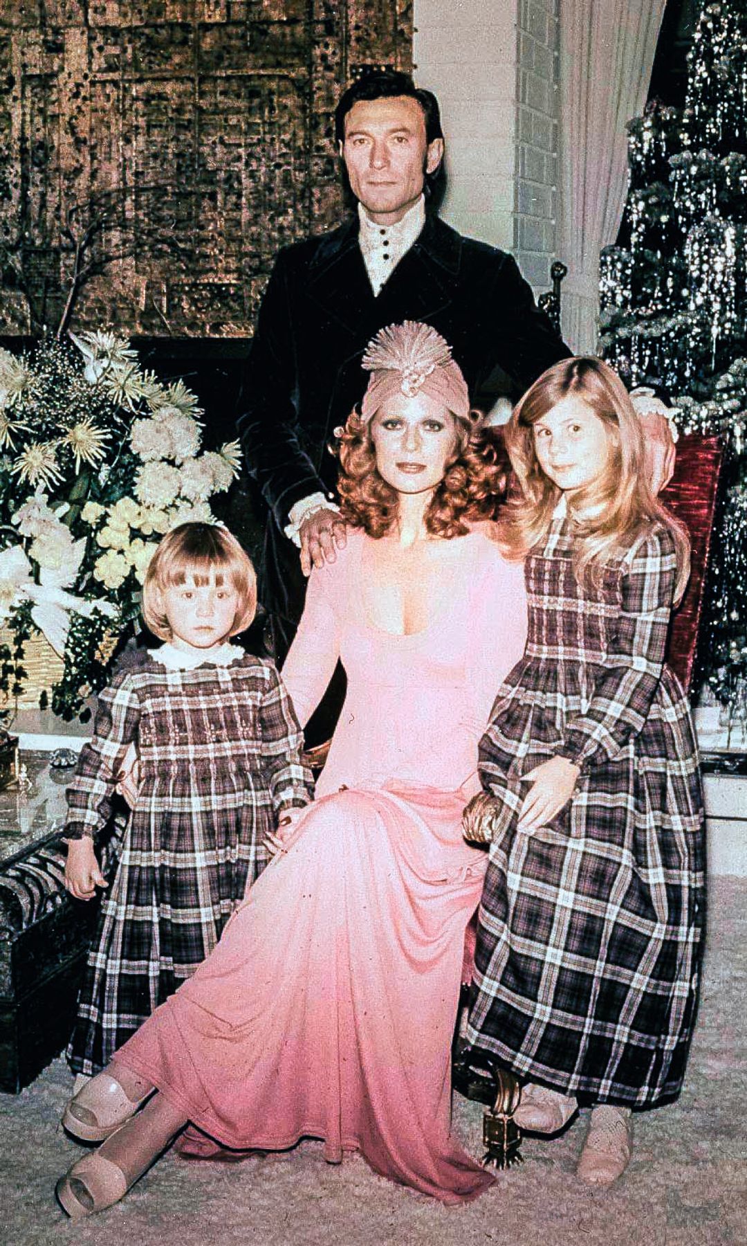 Sophie junto a sus padres, Paulene y Lawrence Harvey, y su hermana, Domino, que tuvo un trágico final al morir por una ingesta accidental de analgésicos a los 36 años. Su vida inspiró la película "Domino", protagonizada por Keira Knightley y dirigida por Tony Scott