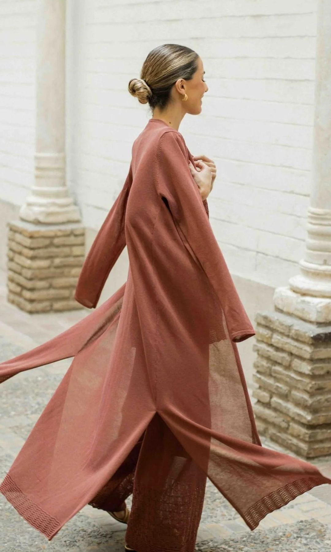 Look de invitada con chaqueta de Bimani