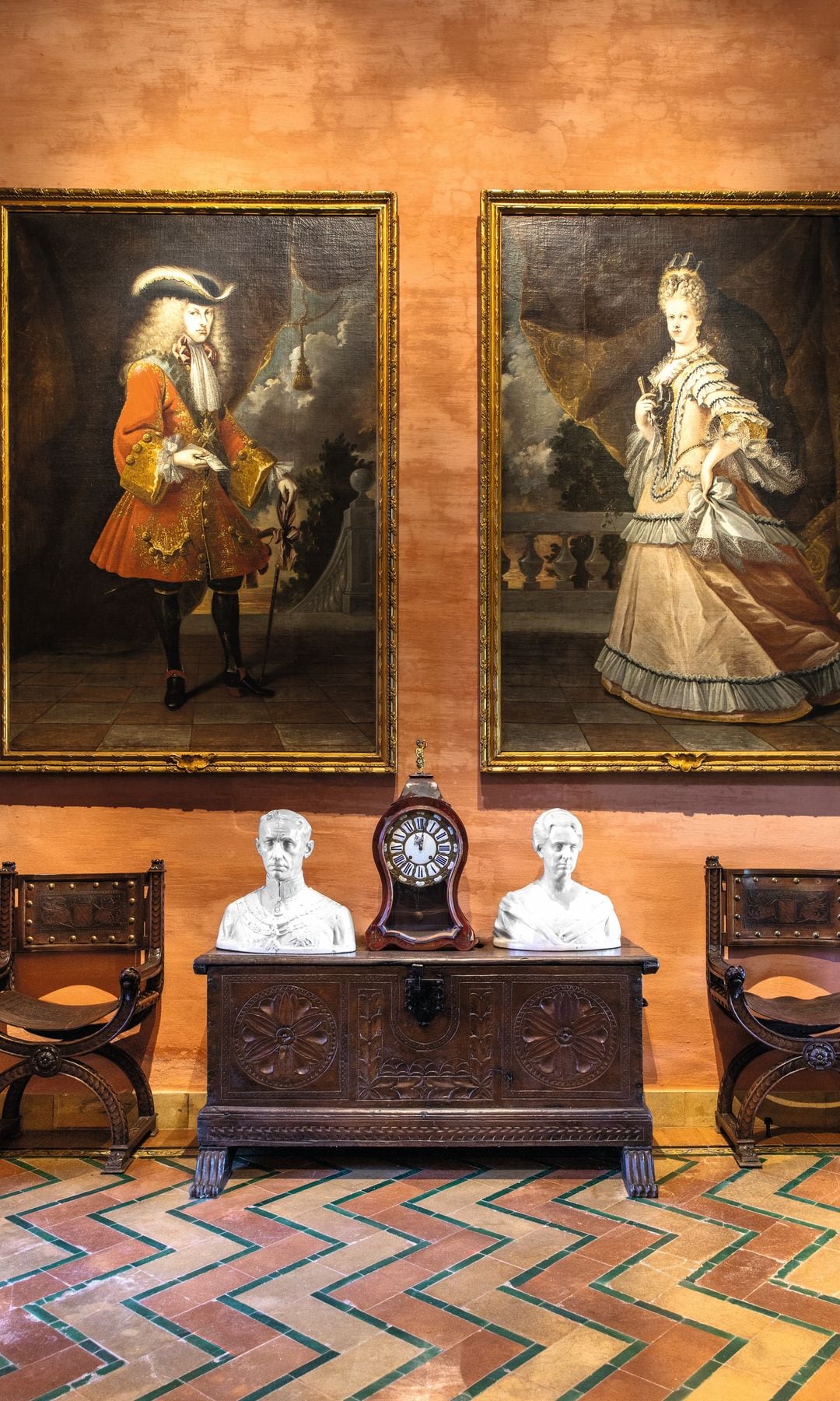 Un detalle de los cuadros de Felipe V y María Luisa Gabriela de Saboya