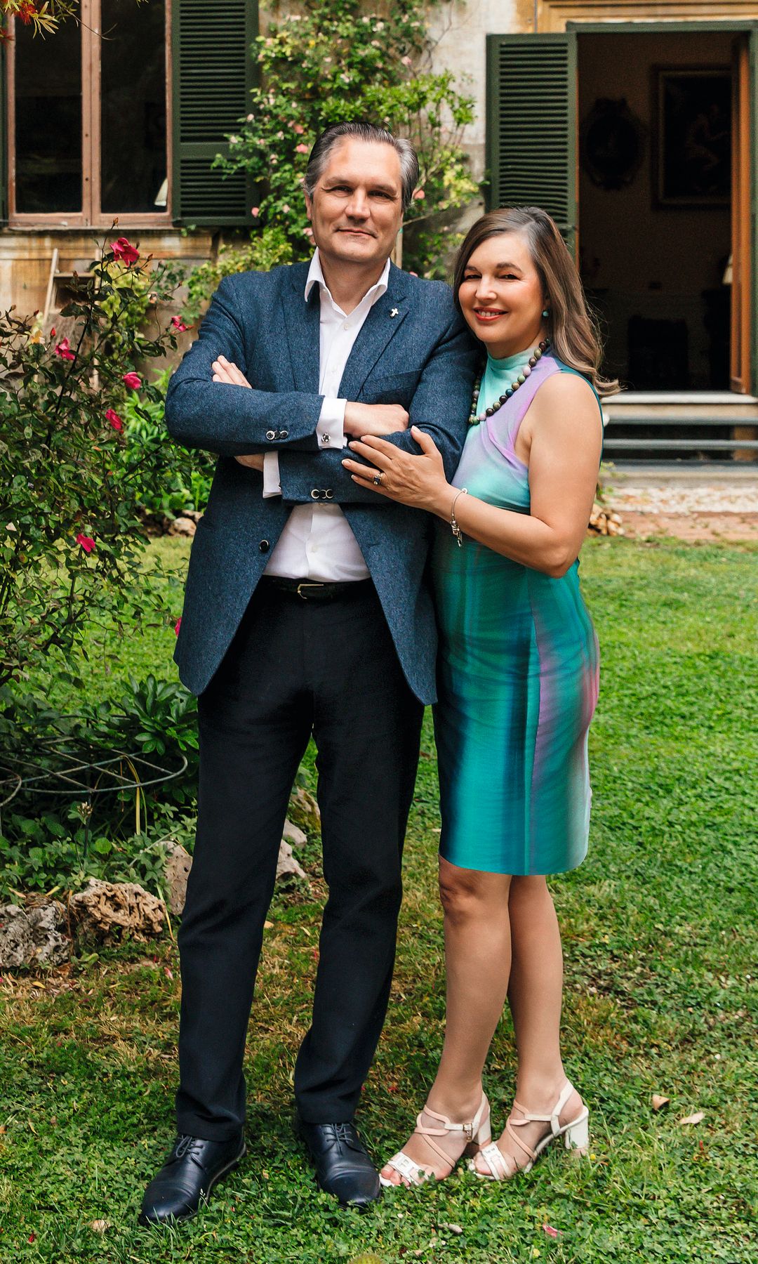 La princesa posa junto a su marido, Massimiliano Floridi; el matrimonio, padres de cuatro hijas, ha fijado su hogar en el ala más reservada del palacio, que se abre a un magnífico jardín privado