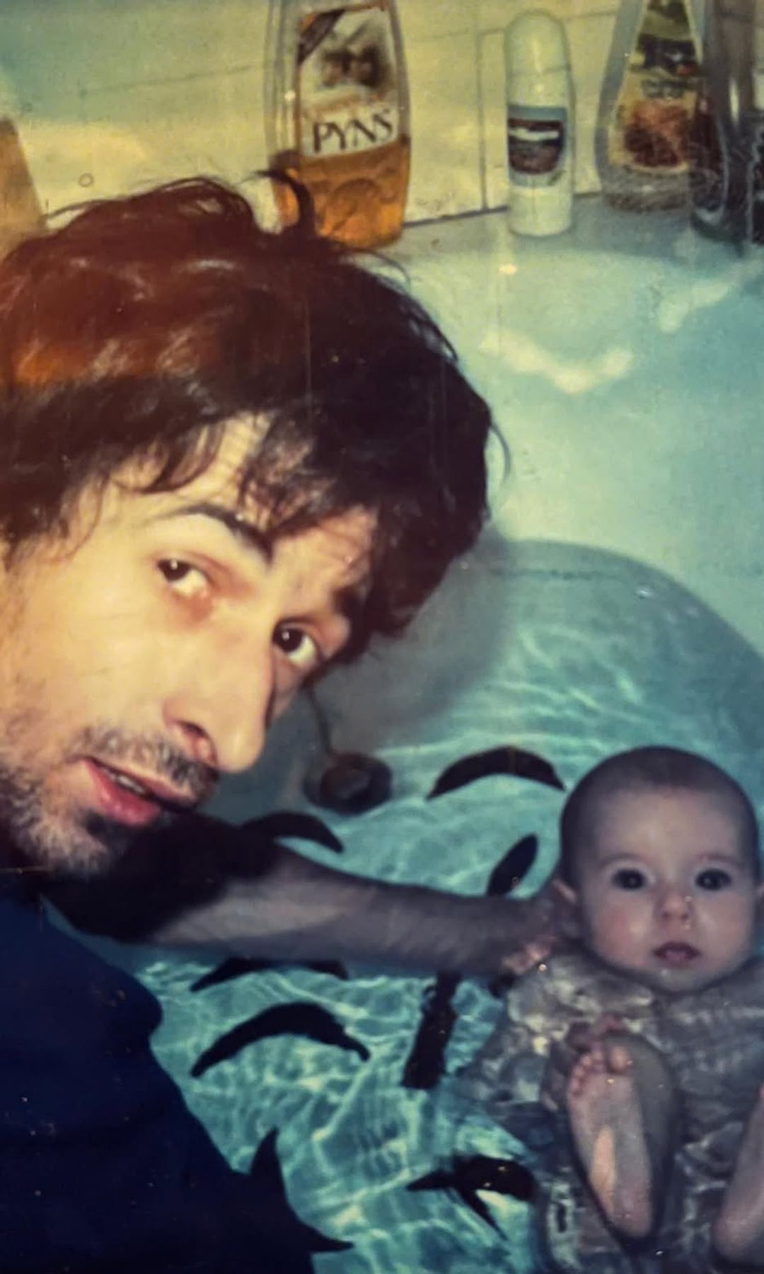 Una entrañable imagen del artista con Bárbara cuando era apenas un bebé, uno de esos recuerdos familiares que la actriz conserva de su infancia junto a su padre