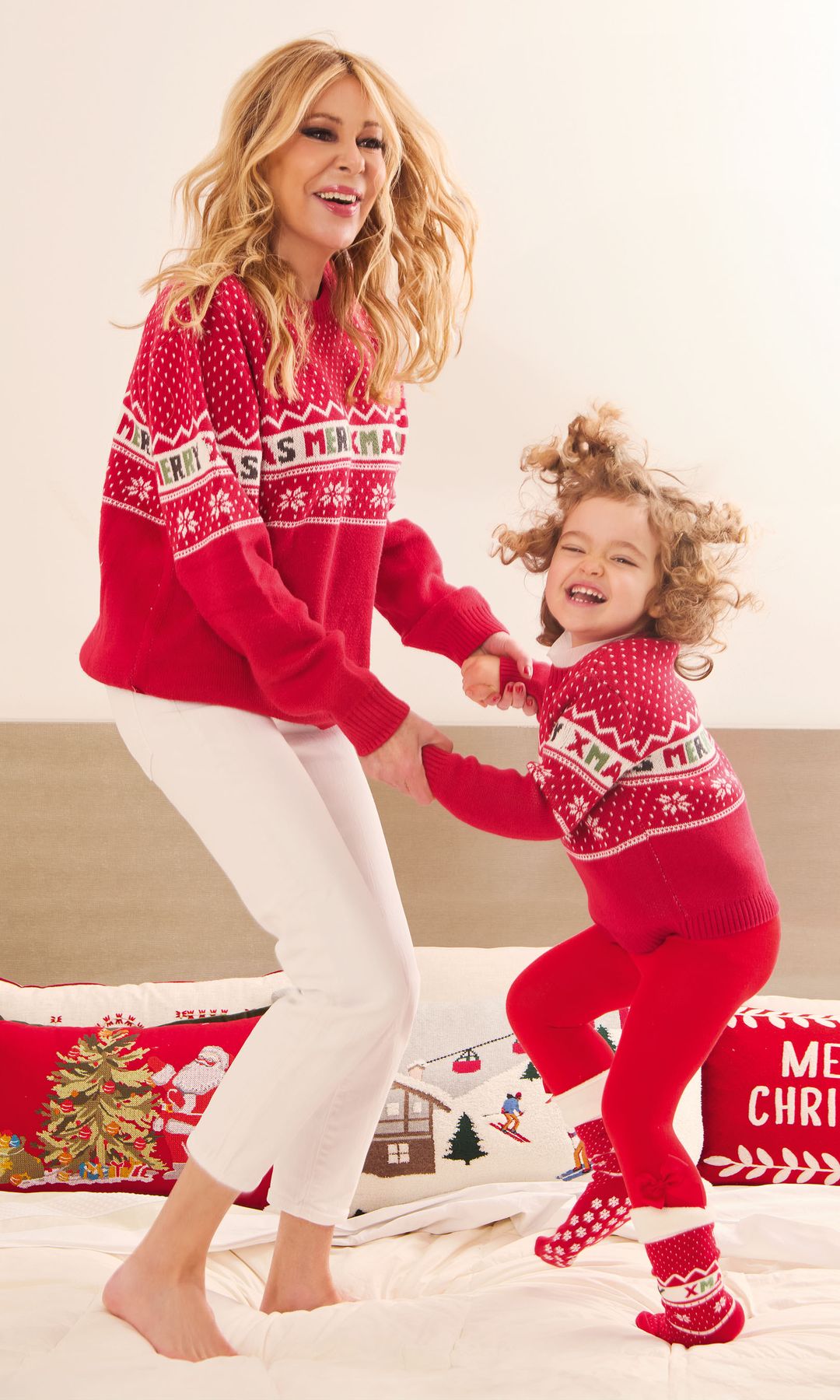 Ana Obregón y Anita saltando juntas en la cama