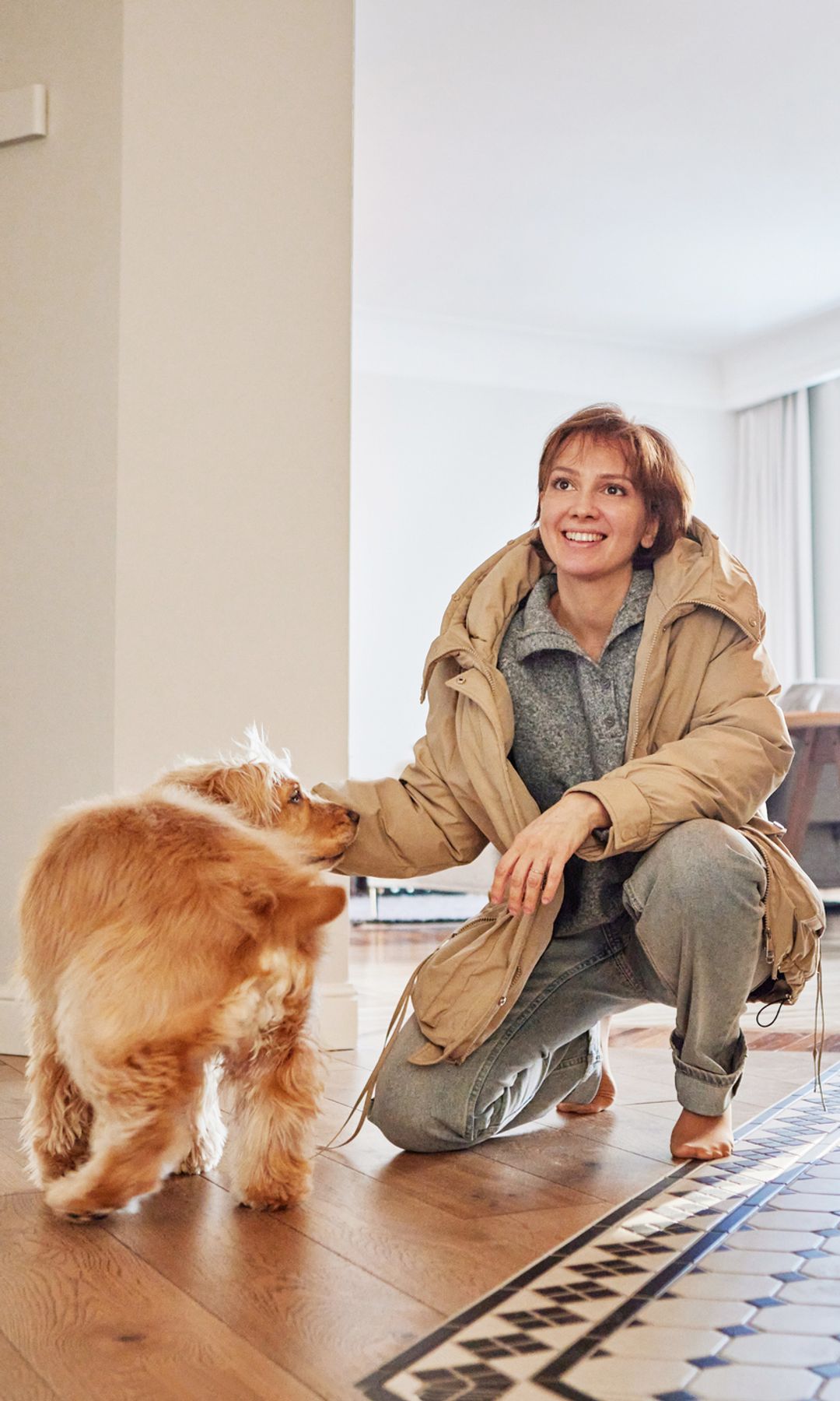 Que un perro salte, ladre o llore al vernos llegar no siempre significa solo alegría: también puede haber excitación, alivio, apego o ansiedad