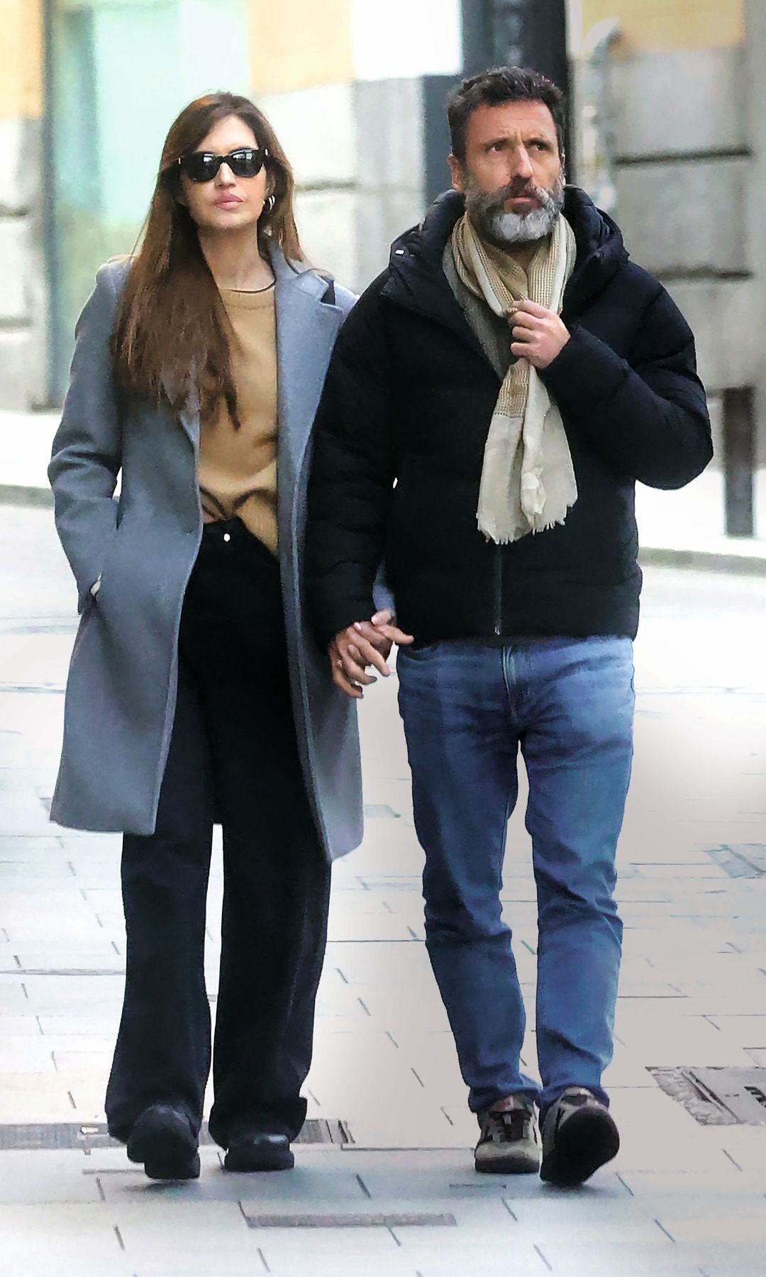 Sara Carbonero y Jota Cabrera pasean de la mano por el centro de Madrid, el pasado 3 de febrero, día en el que la periodista cumplió 42 años. Un cumpleaños que no es redondo, pero ha sido el más especial. 