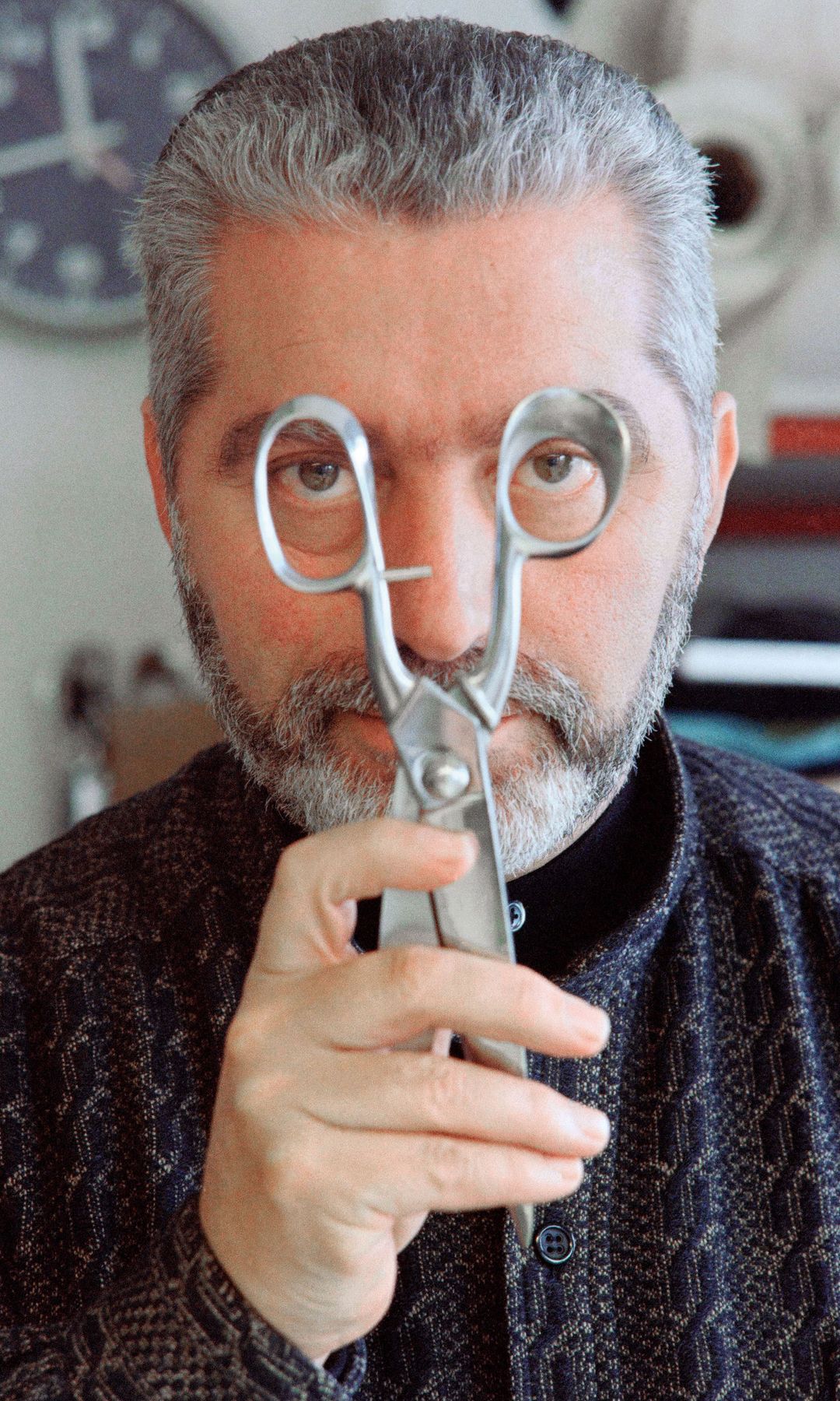 Un retrato del modisto, Paco Rabanne, en su taller