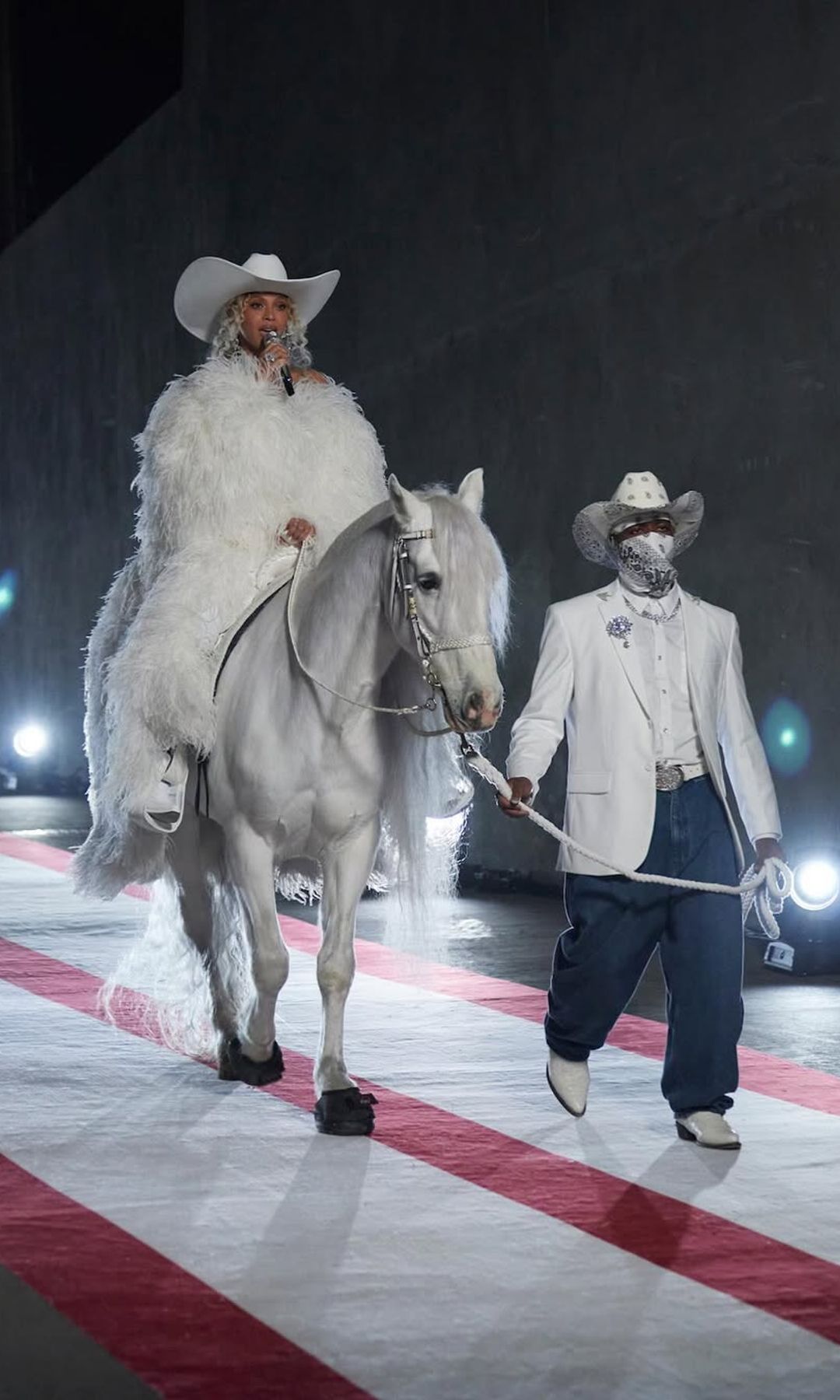 Beyoncé y su hija Blue Ivy realizaron una increíble actuación durante el espectáculo del medio tiempo del partido entre los Baltimore Ravens y los Houston Texans en el NRG Stadium el 25 de diciembre de 2024
