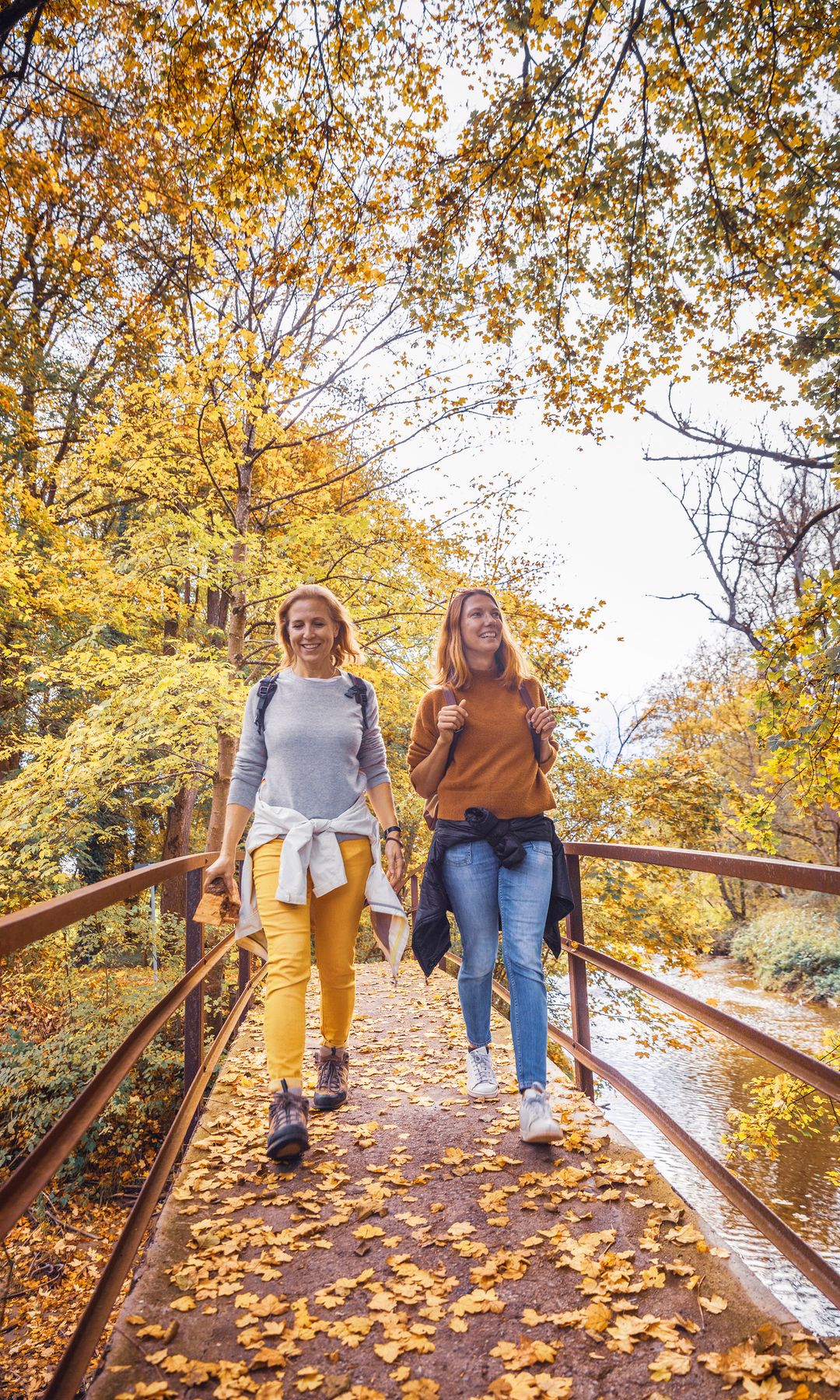 Amigas paseando en otoño