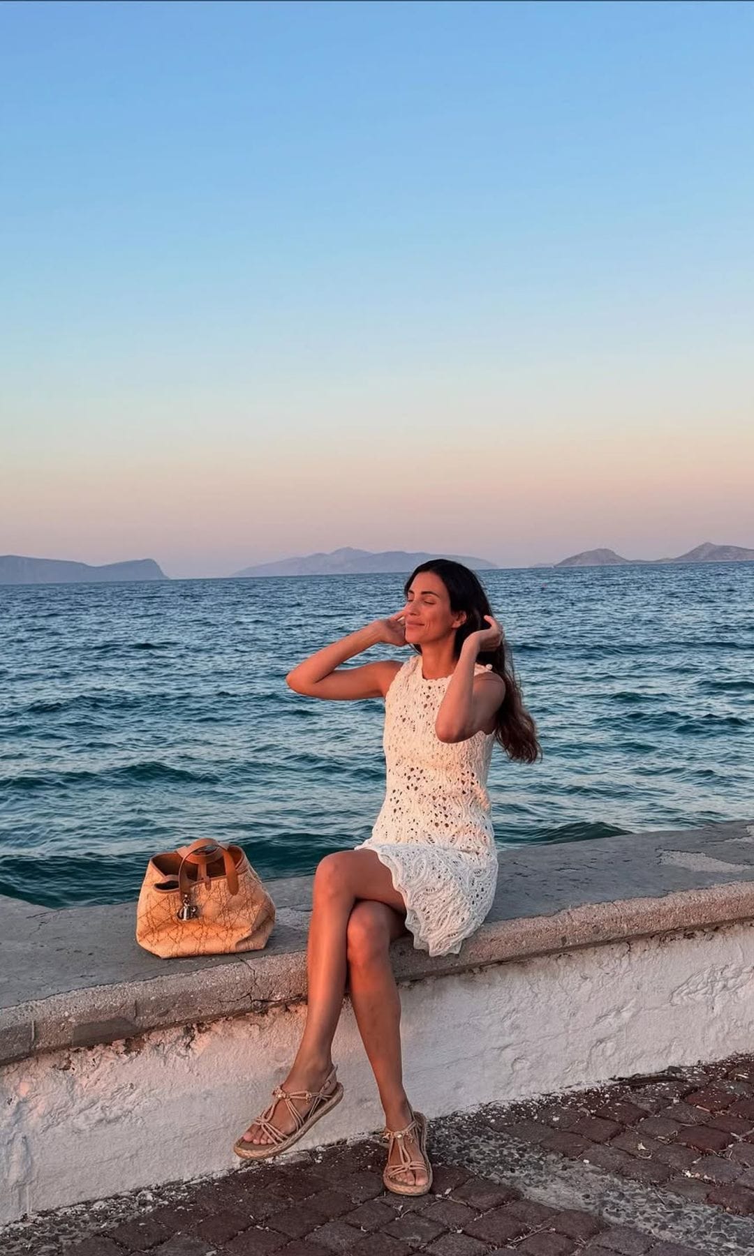 Sassa de Osma con vestido blanco de Dior en sus vacaciones en Grecia