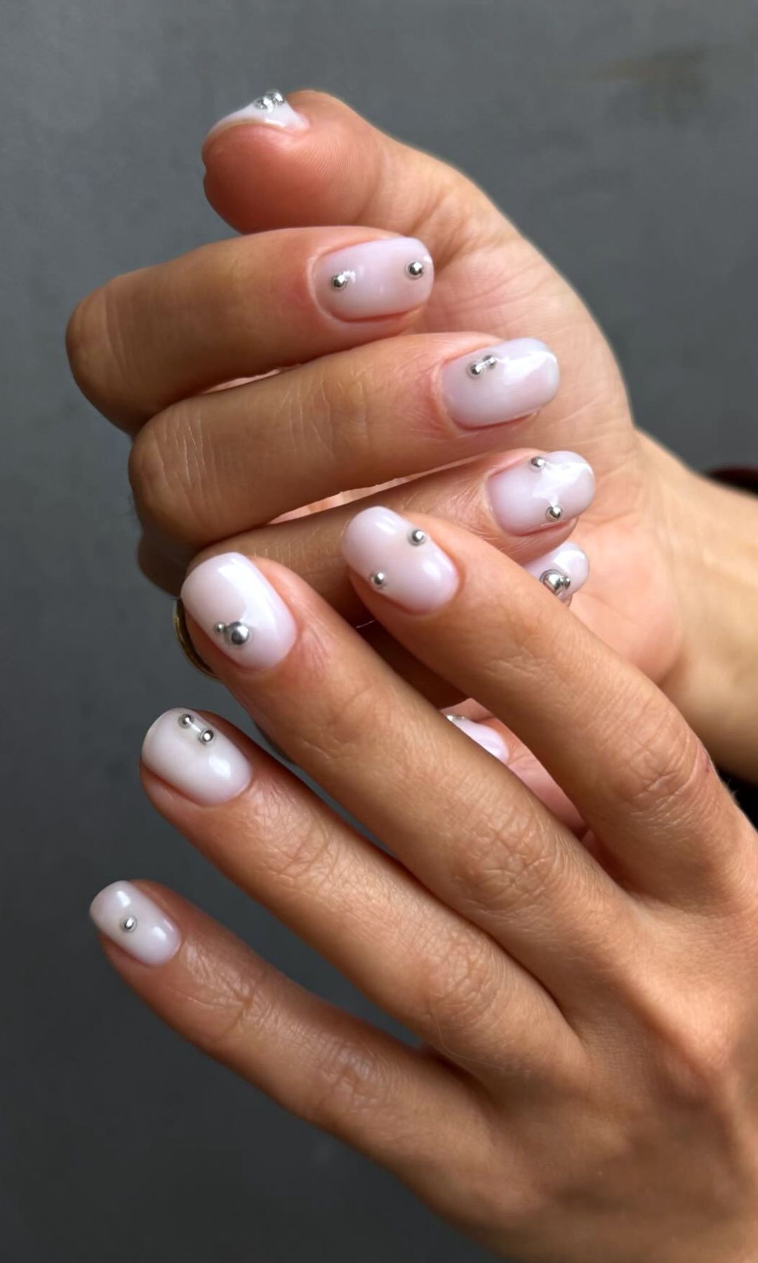 Manicura blanca con relieve