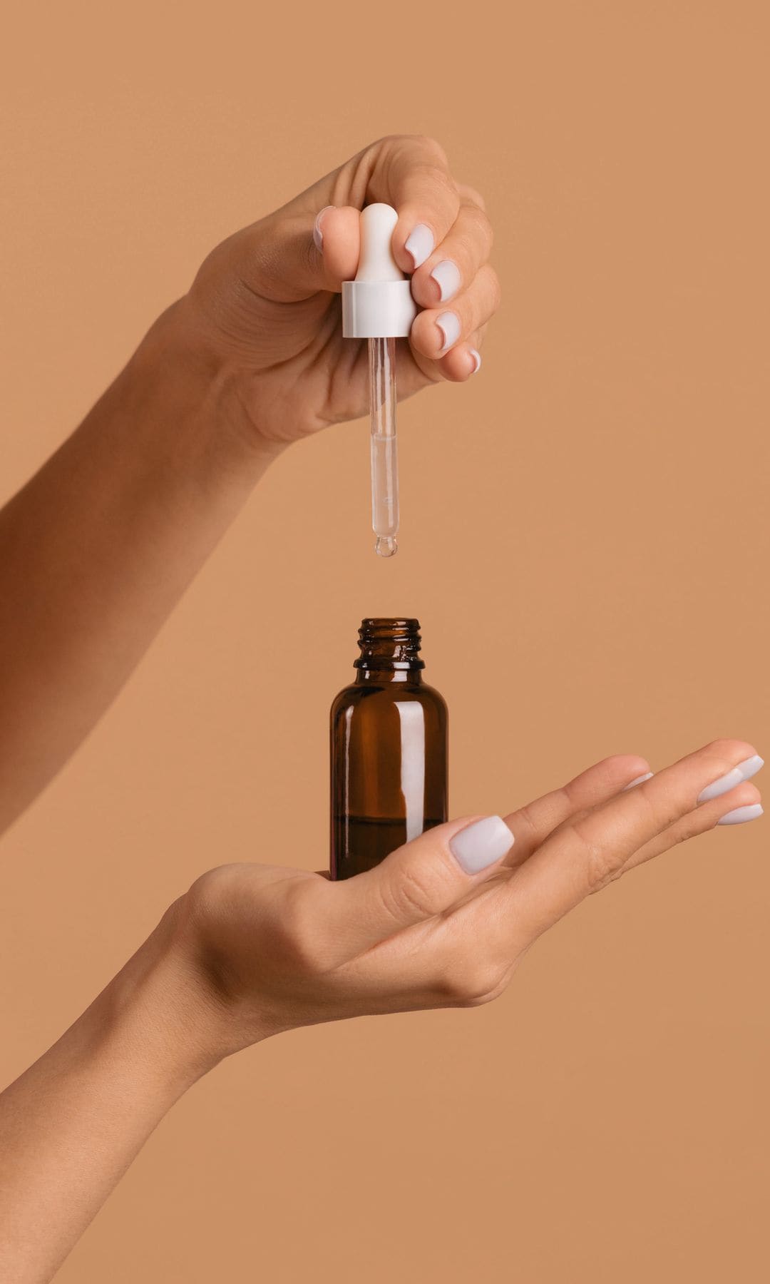 Mujer manos pipeta serum