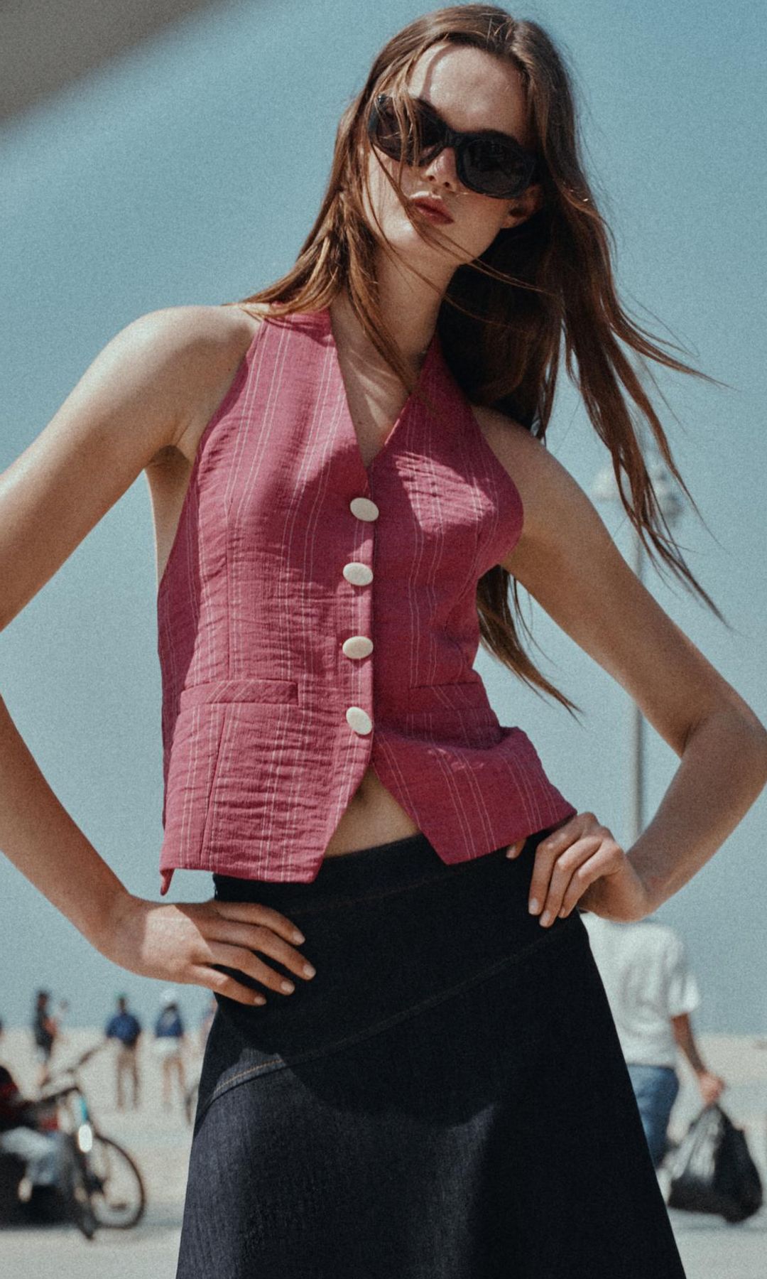 Ni blusa ni camiseta: chalecos elegantes y ligeros para combinar con todos tus pantalones y faldas