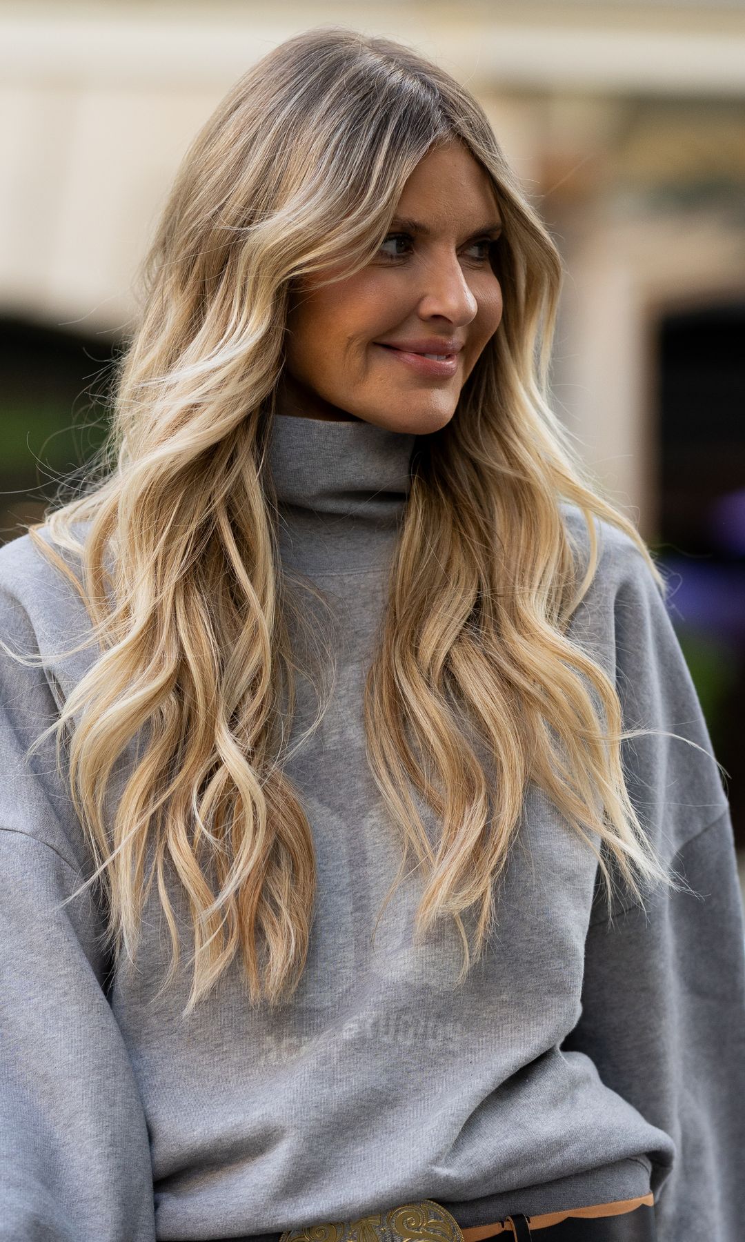 Mujer con cabello largo 