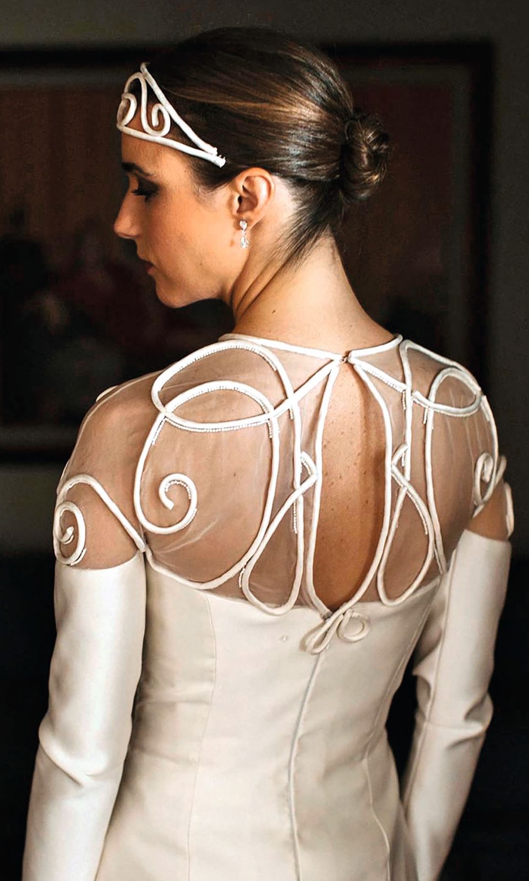 Mujer con vestido blanco y tiara