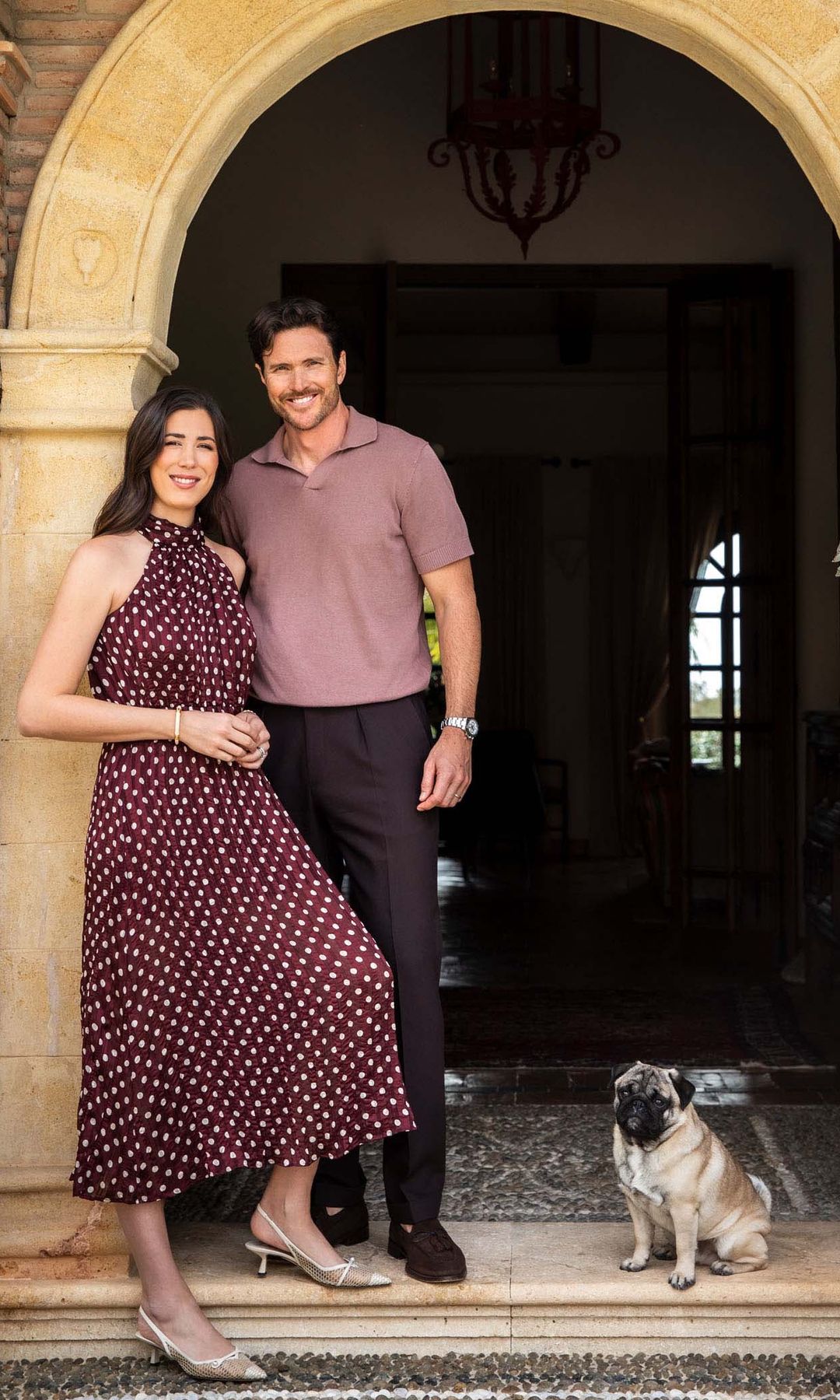 Garbiñe Muguruza y Arthur Borges en la puerta de su casa