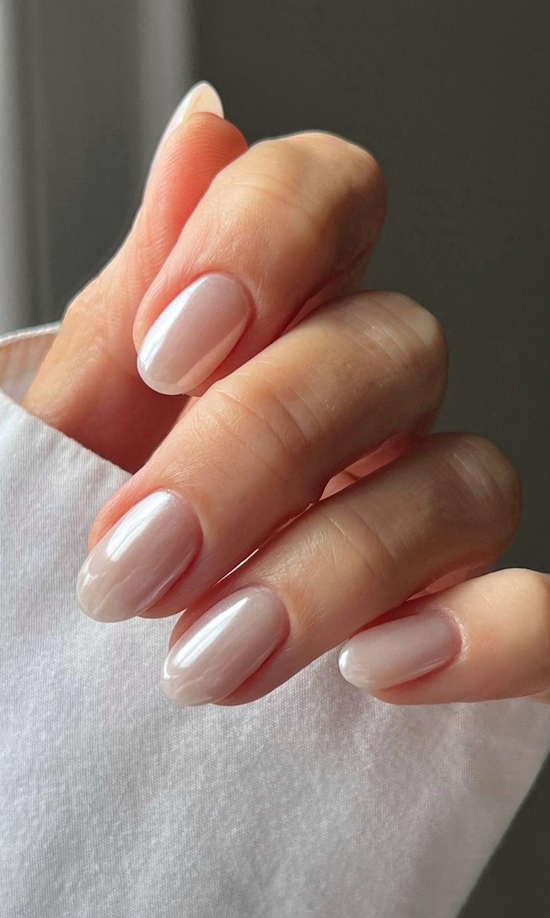 Manicura cromada en tono natural