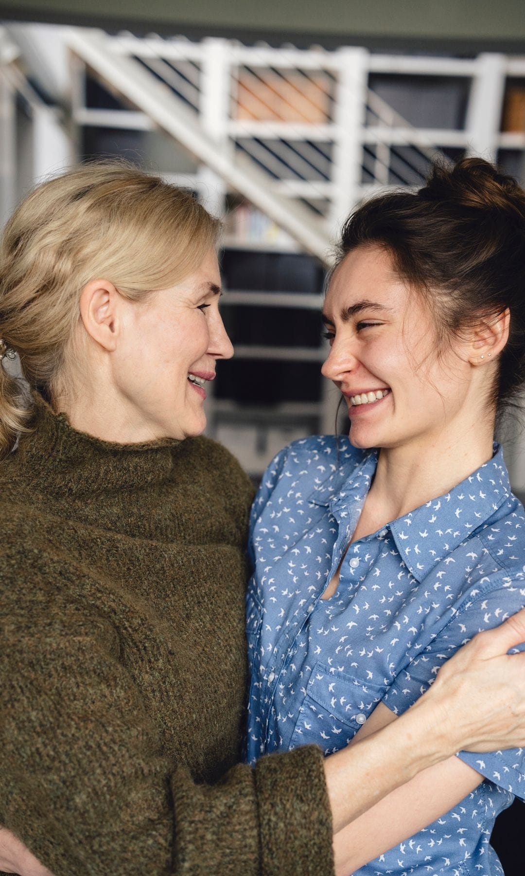 Madre e hija que se sonríen felices