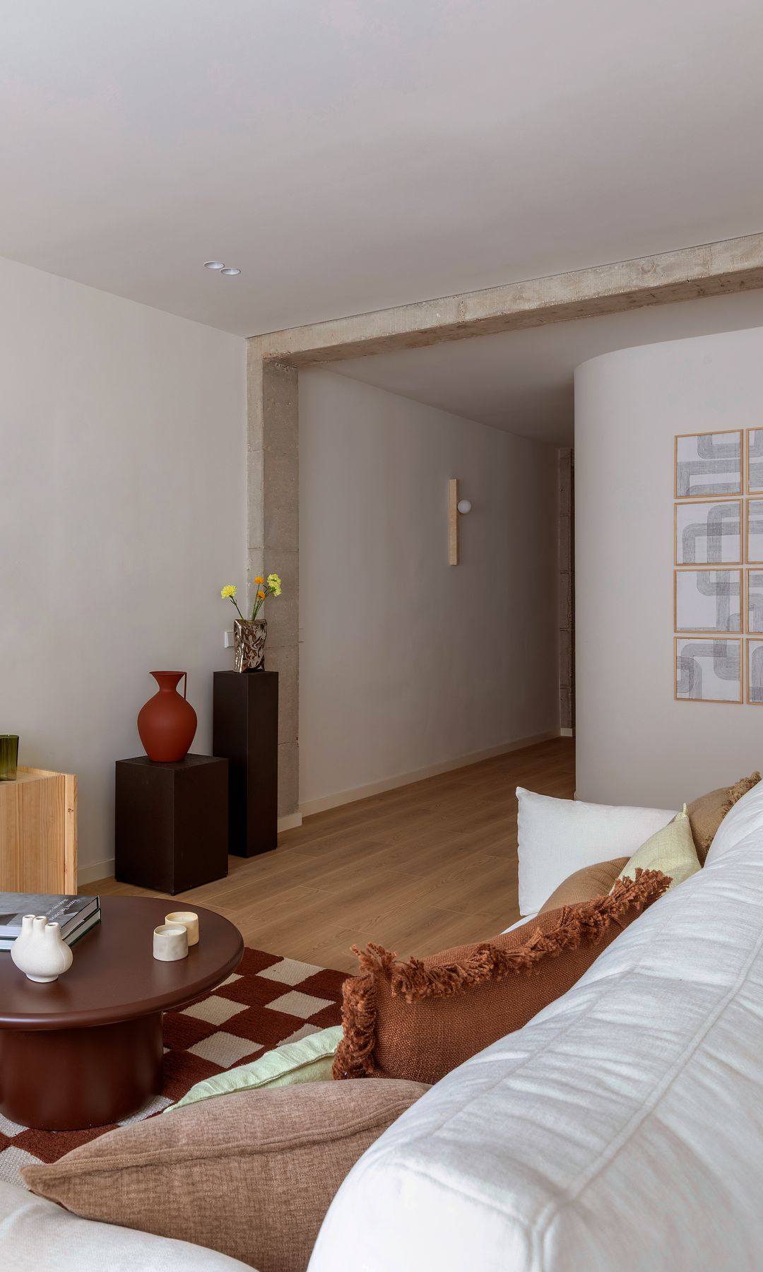 Zona de paso hacia los dormitorios. Diseño de Estudio Ana Maldonado