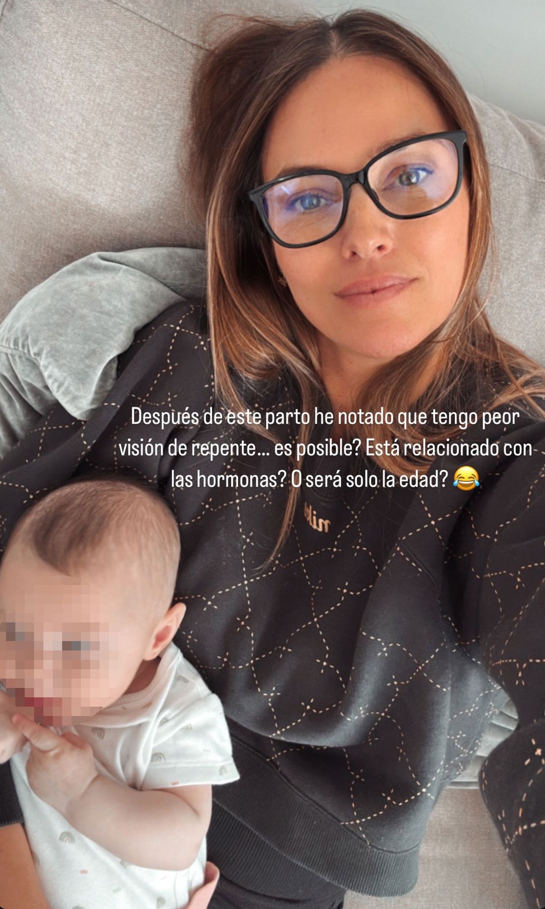 Helen Lindes con gafas tiene a su bebé en brazos