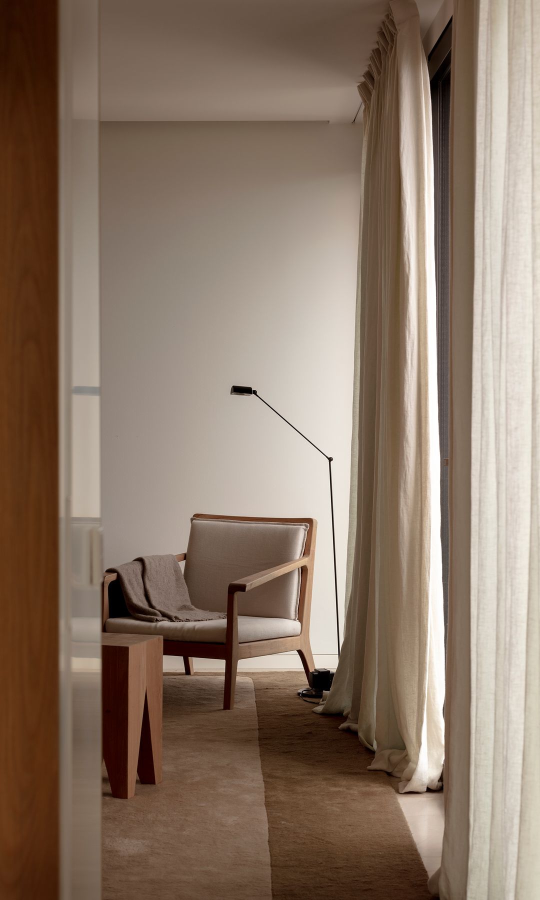 Rincón de lectura con alfombra y cortinas