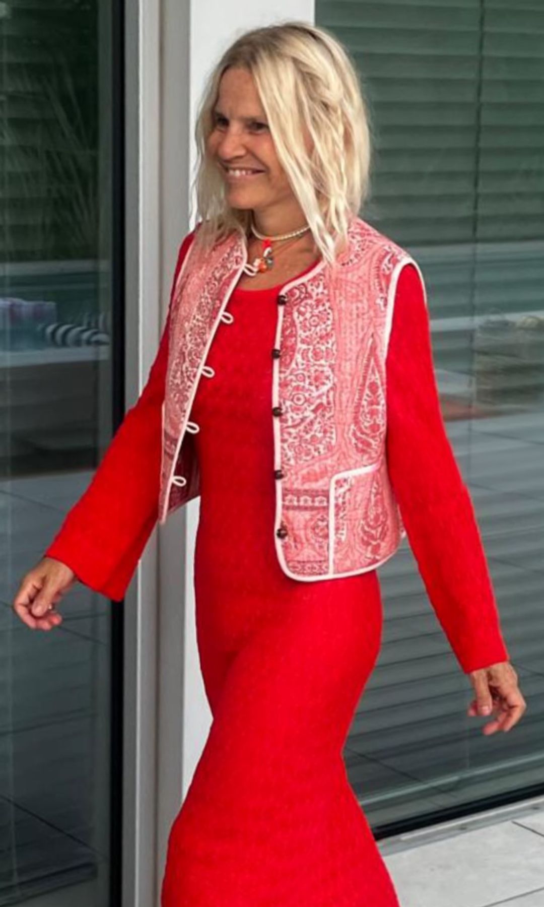 Eugenia Martínez de Irujo convierte el rojo en protagonista del verano y vuelve a su inconfundible estilo bohemio