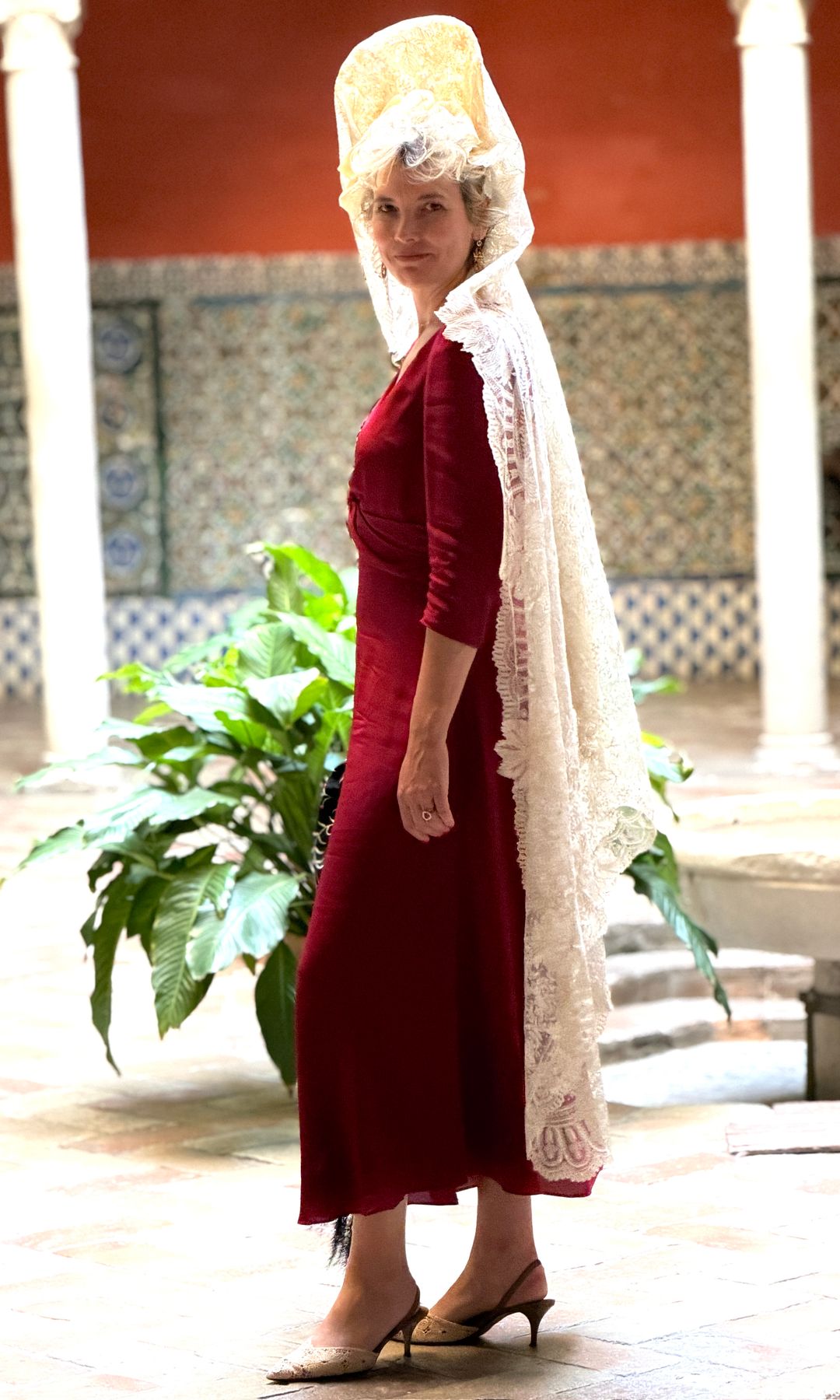 Alejandra Salinas enfundada en un vestido 'midi' rojo