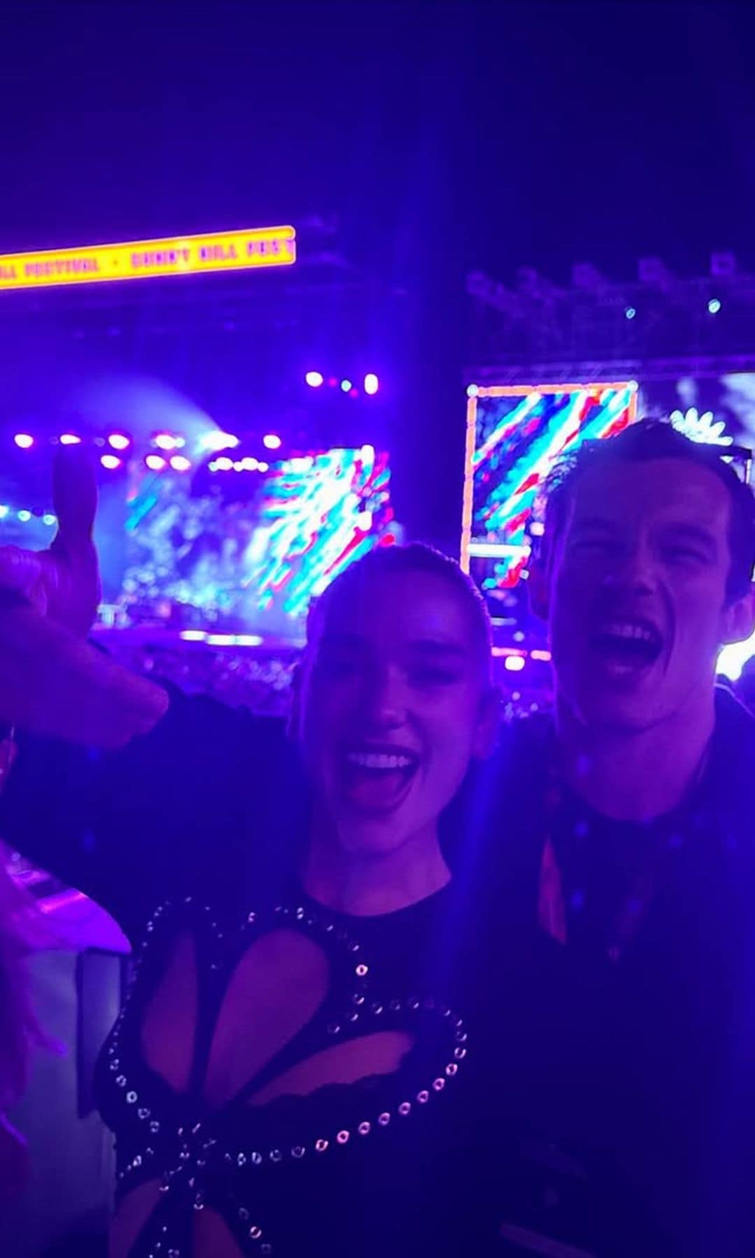 Dua Lipa con su novio Callum Turner