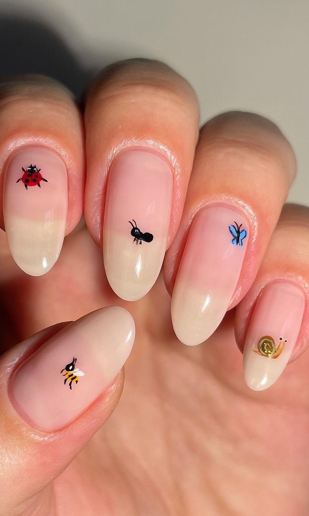 Manicura con mariquitas y otros acompañantes