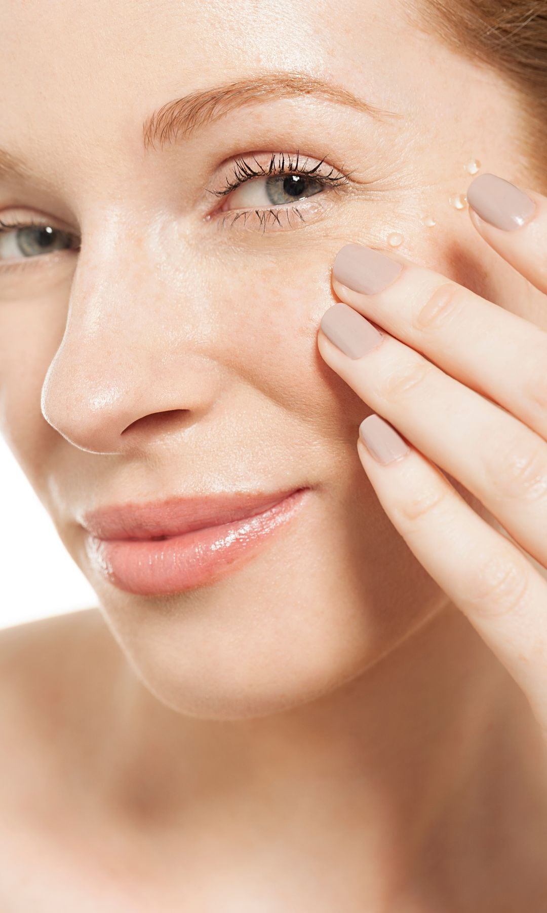 Mujer con contorno de ojos