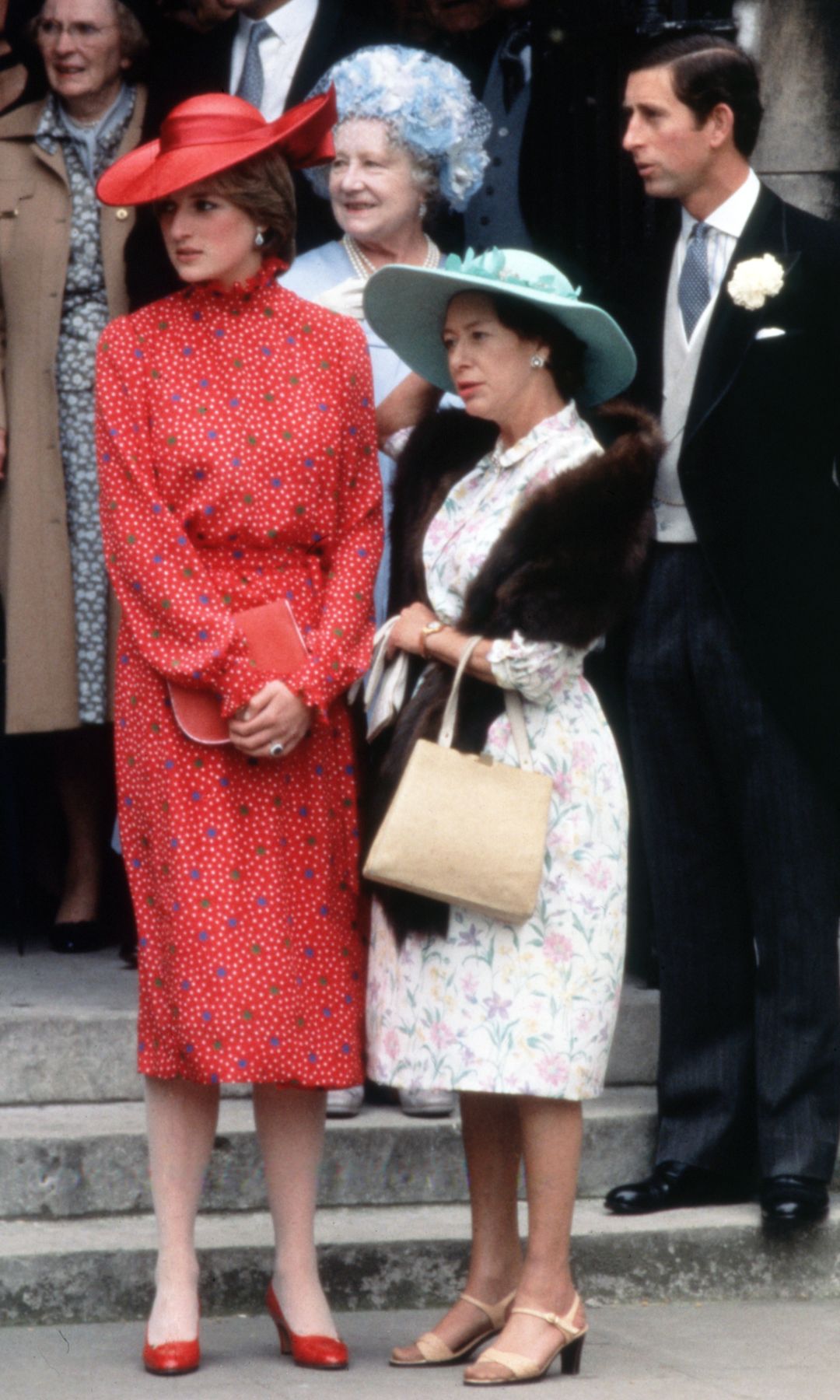 Diana de Gales junto al príncipe Carlos, la reina madre y la princesa Margarita
