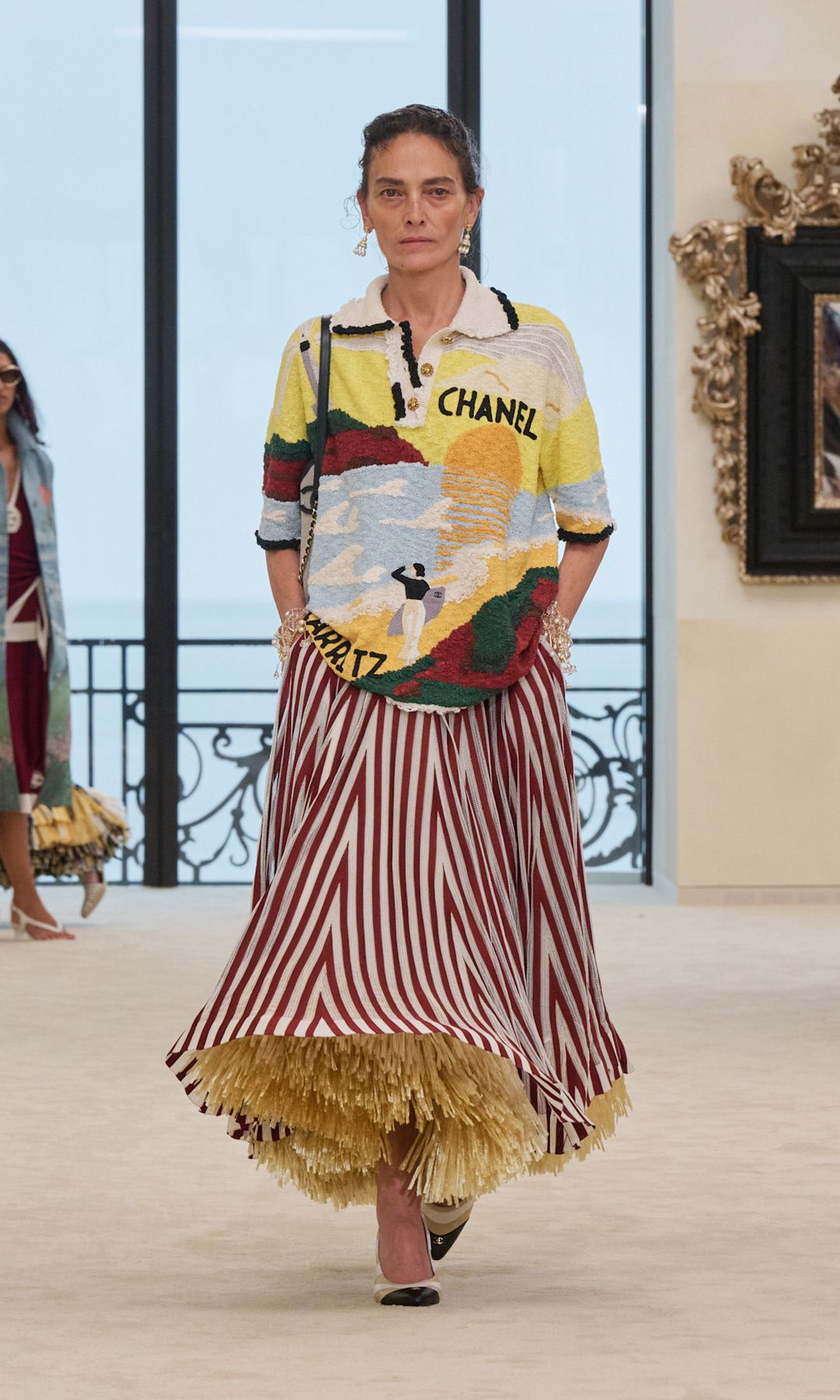 Laura Ponte, desfilando para Chanel en la colección Crucero 2027 presentada en Biarritz.