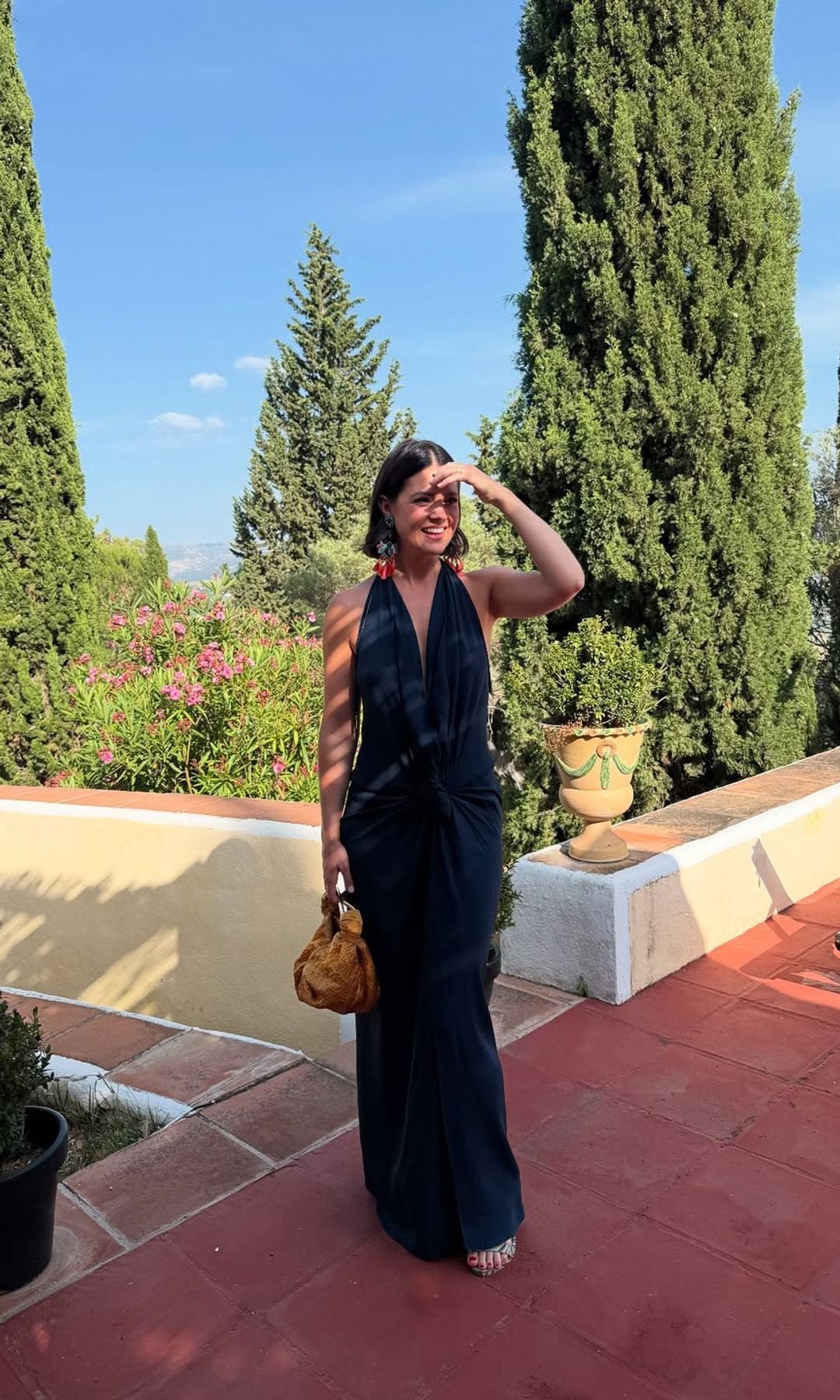 Isabelle Junot, la mejor vestida en una boda andaluza con dos looks de escote halter y drapeados