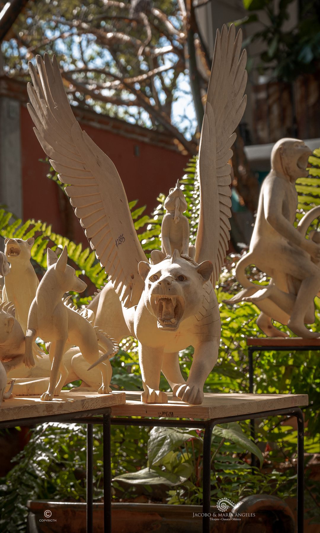 El trabajo de los maestros artesanos se basa en la creación de figuras de madera de copal que después son pintadas a mano.