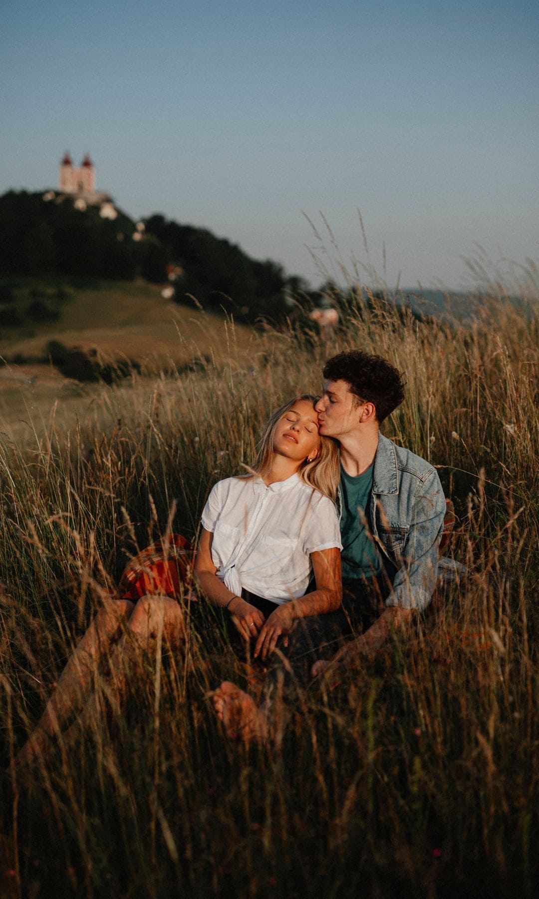 Pareja besándose en un campo