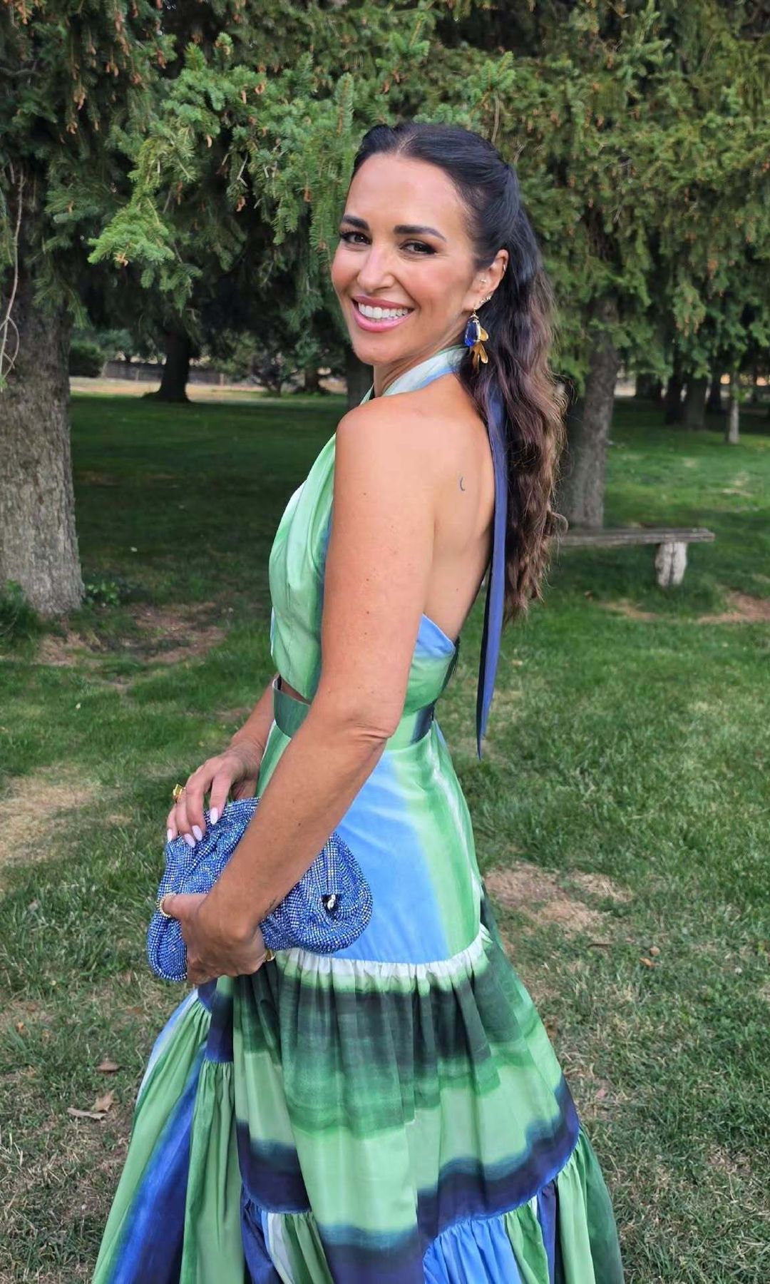 Paula Echevarría encuentra el look de invitada perfecto en su propio armario: recupera un conjunto de falda y top lleno de color que llevaba 3 años sin estrenar