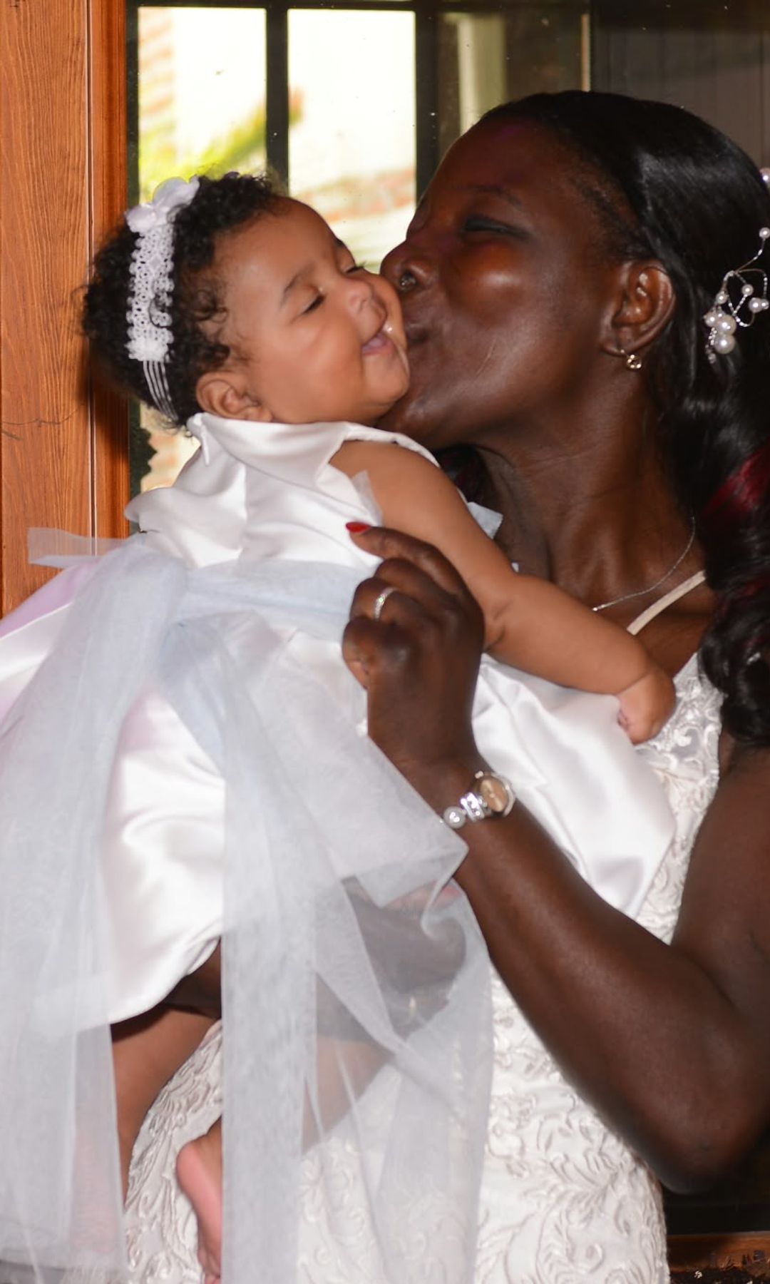 Marina Barrera, junto a su hija, el día de su boda