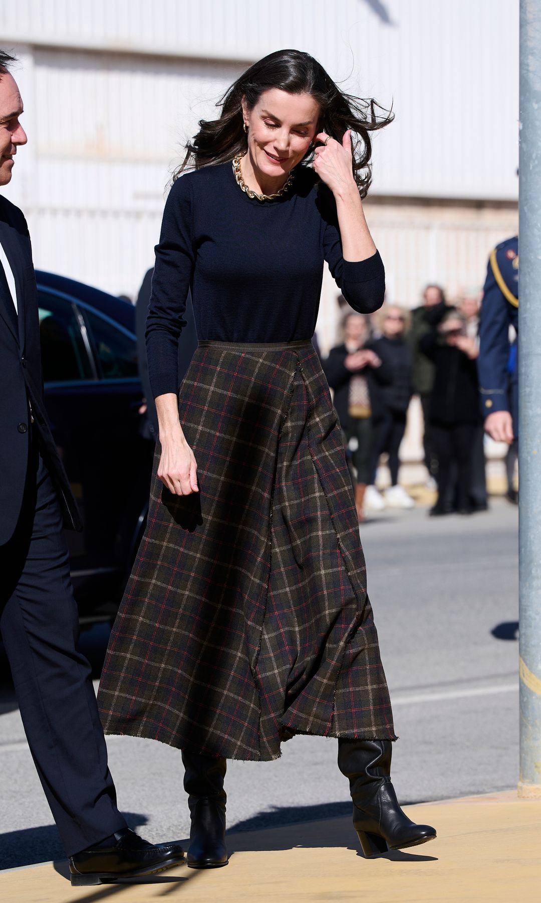 Letizia eligió un look donde una falda de cuadros fue la protagonista.