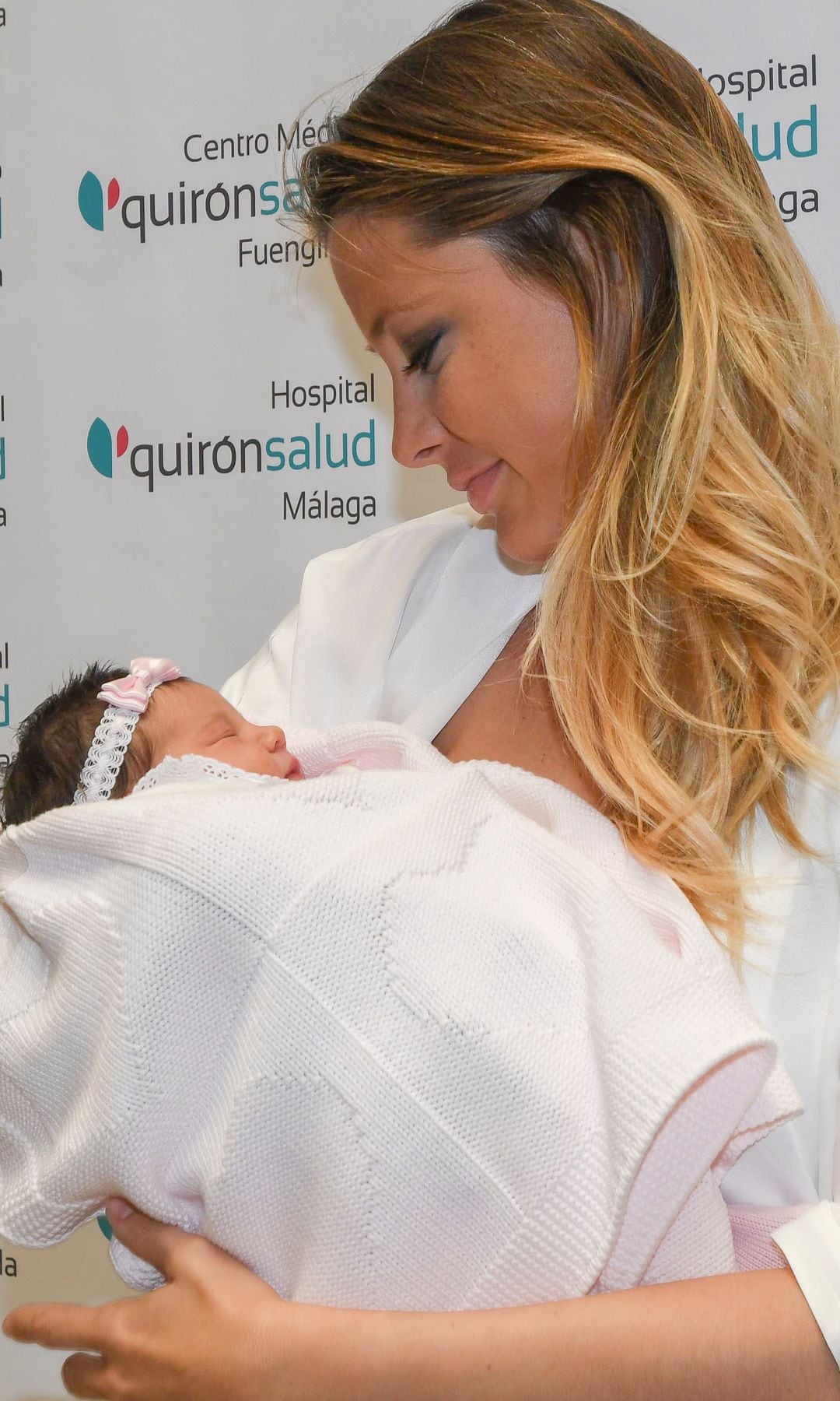 La modelo y ex Miss Elisabeth Reyes durante la presentación ante los medios de su hija Adriana Sánchez Reyes en Málaga