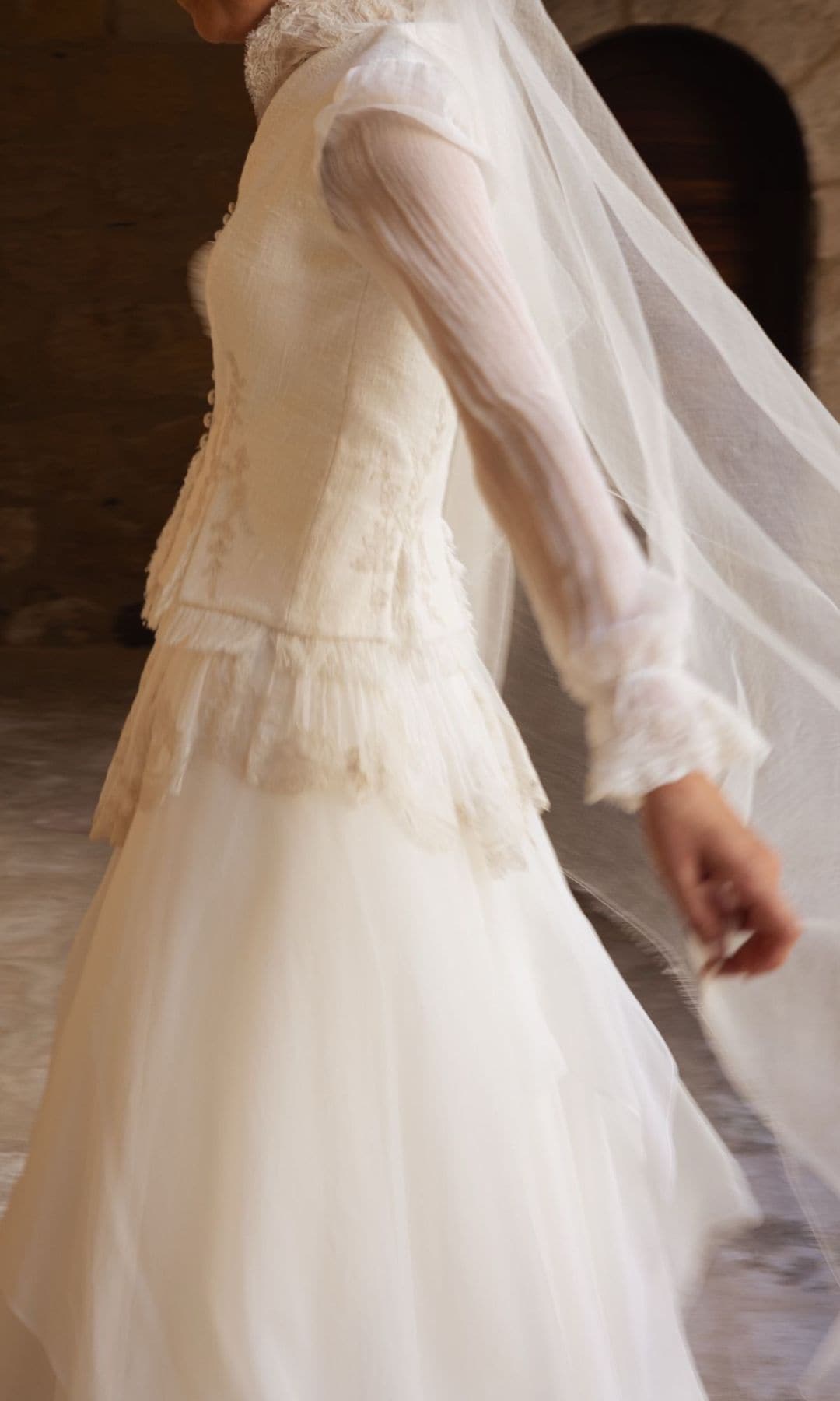 Novia con encaje antiguo bordado
