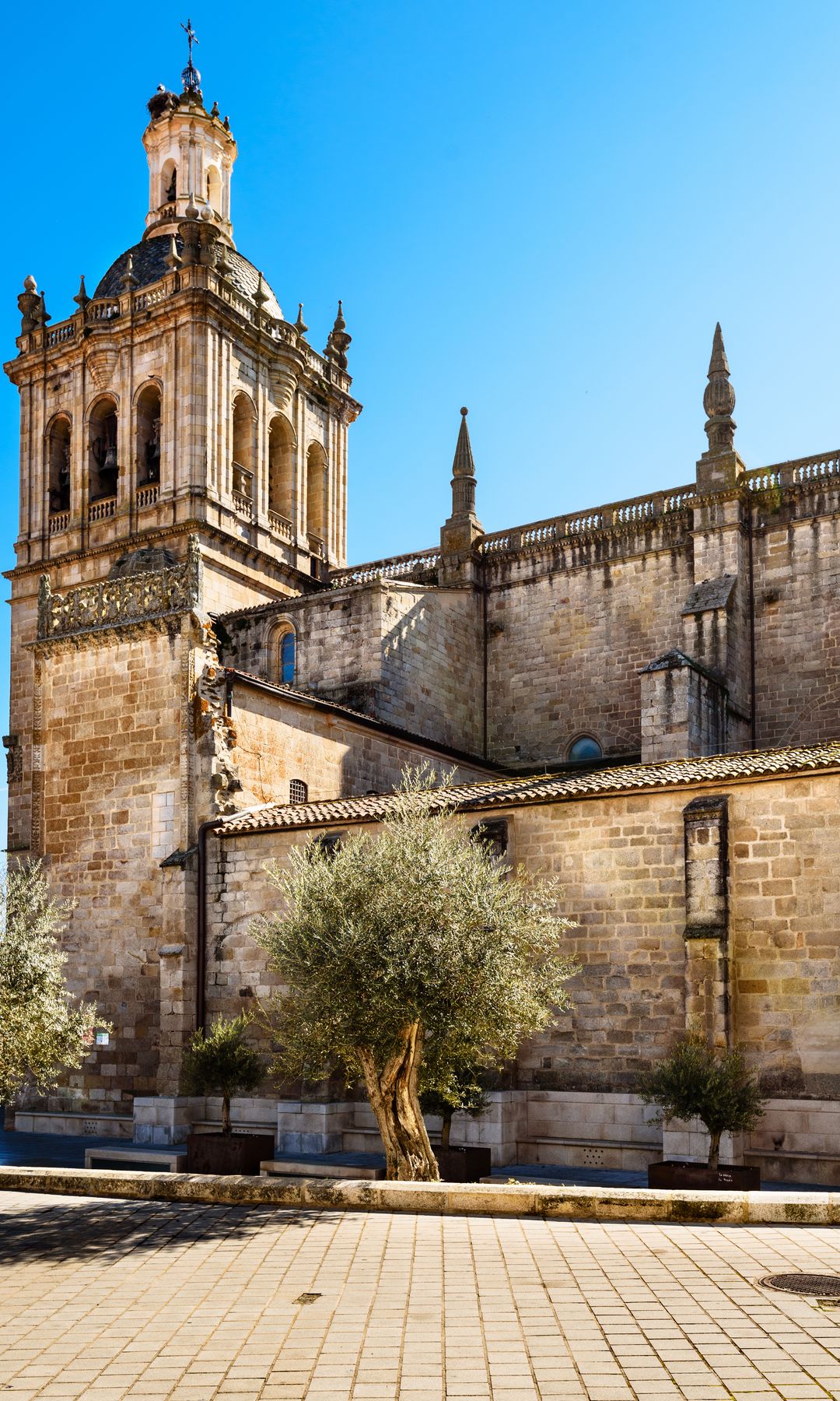 Torre barroca de la Catedral de Santa María de la Asunción en el pueblo de Coria, Cáceres
