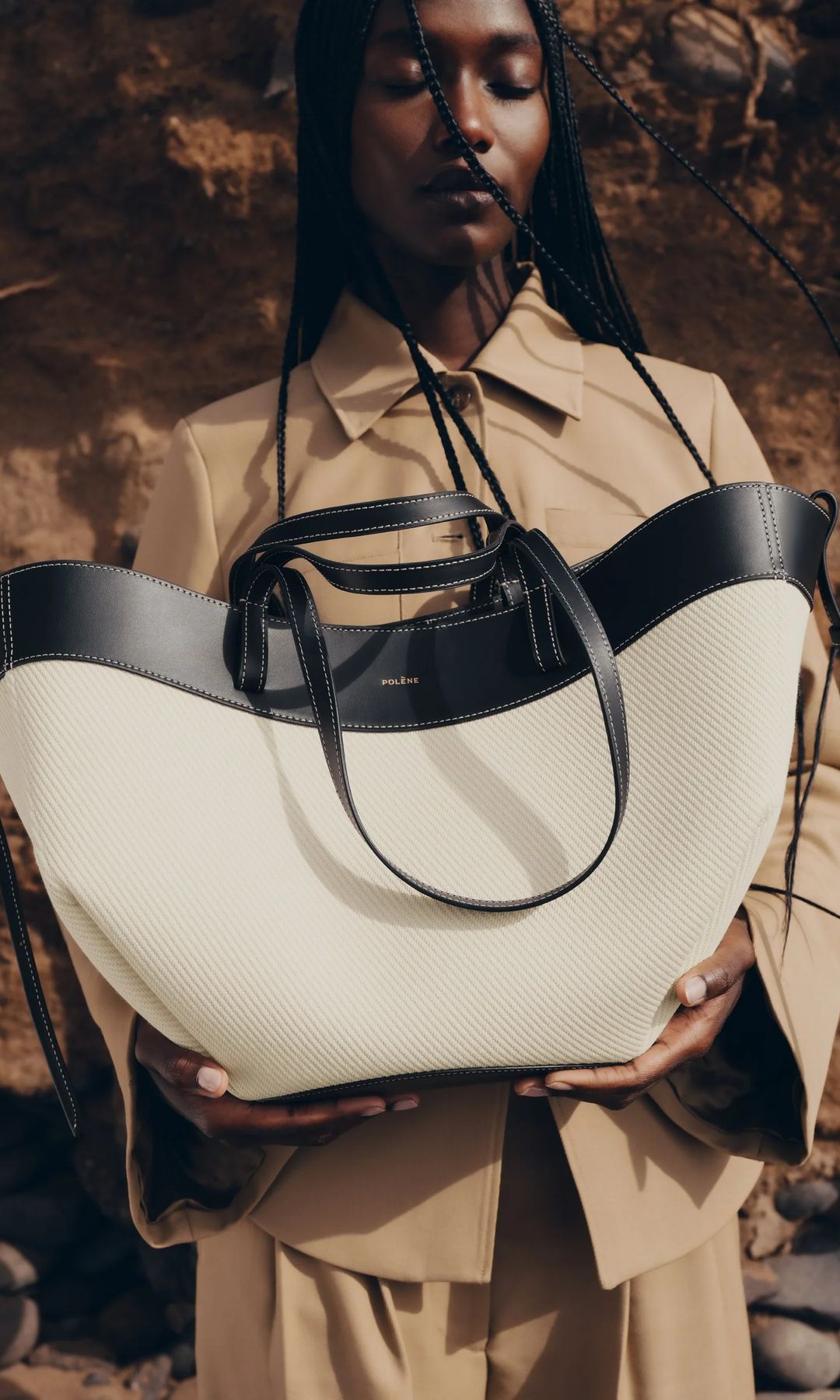 Bolso bicolor trenzado 'Cyme' de Polène (390 euros)