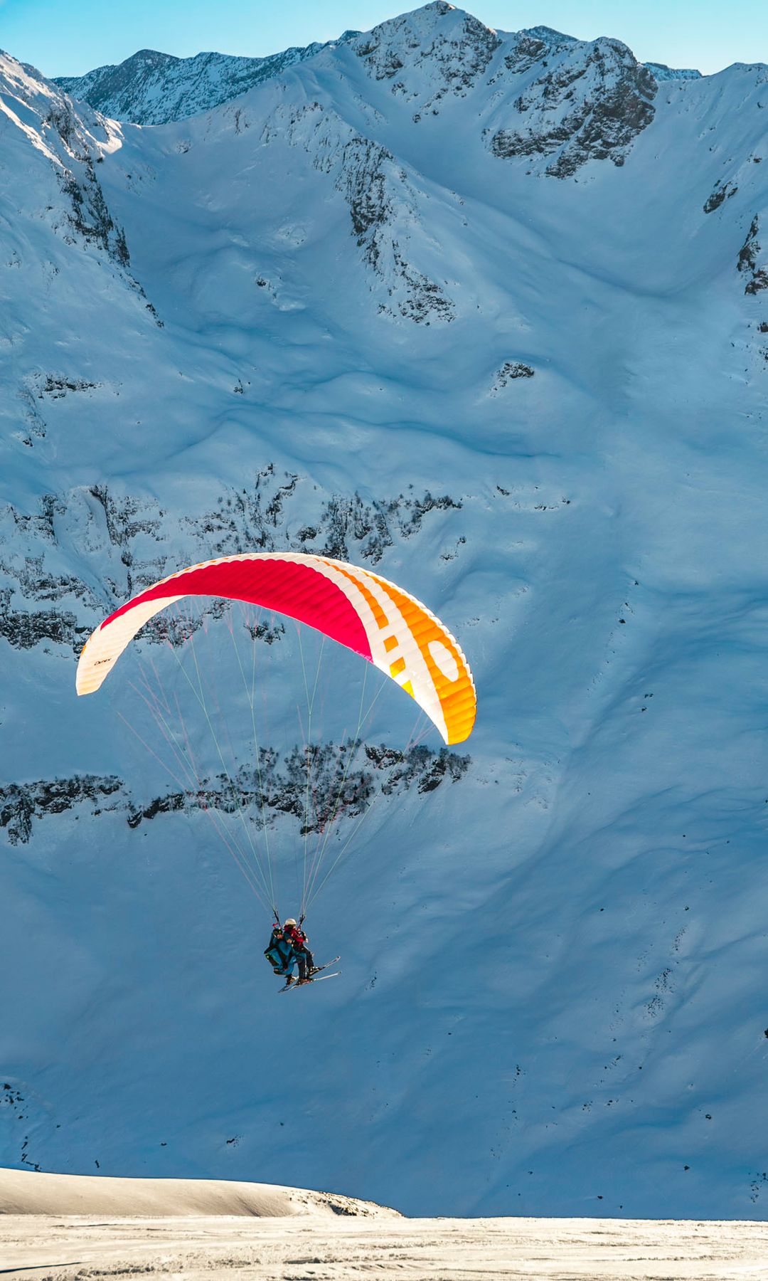 Parapente. Estación de esquí de Peyragudes. Valle de Lourón. Alto Garona y Altos Pirineos. Región de Midi Pirineos. Francia