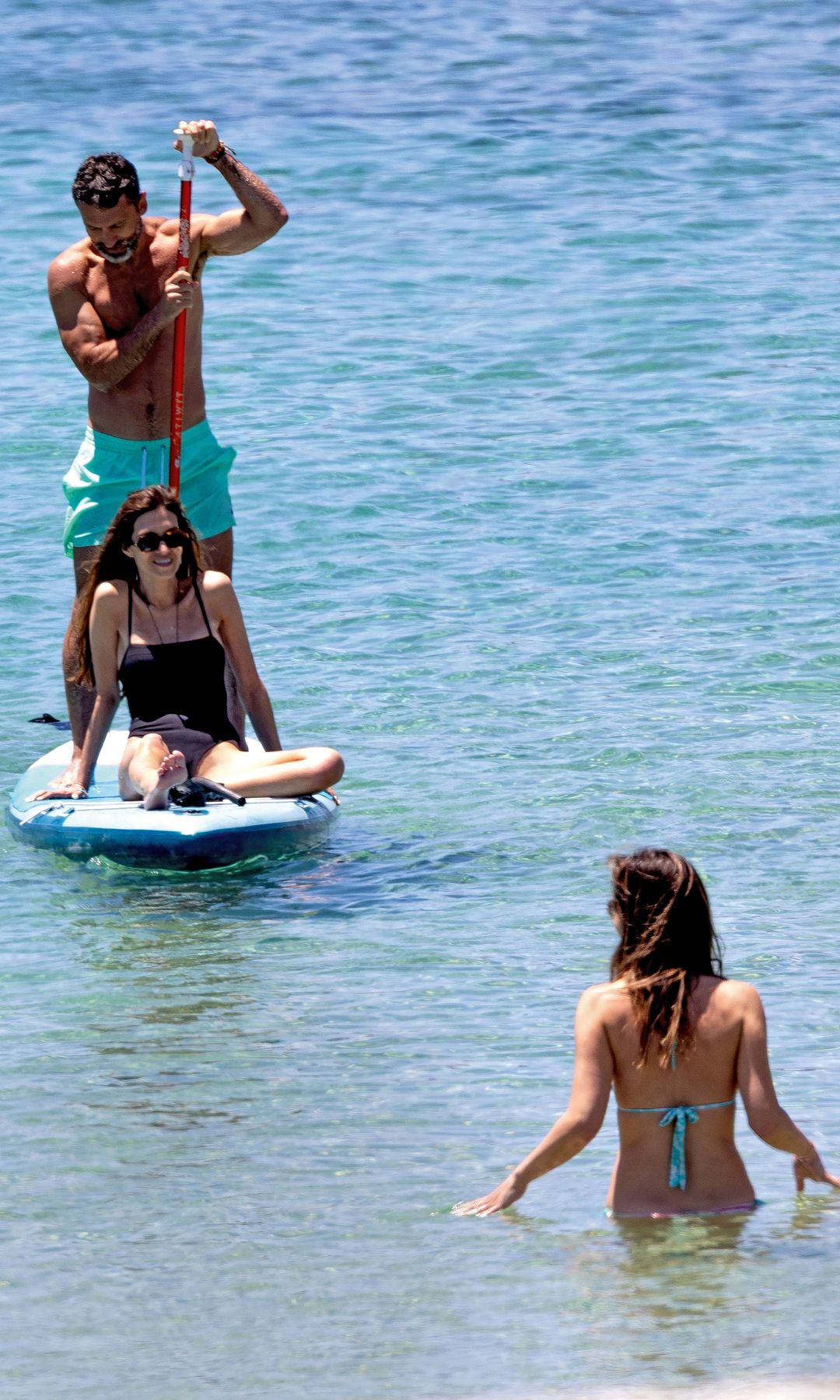Sara Carbonero haciendo paddle surf con Jota Cabrera e Isabel Jiménez