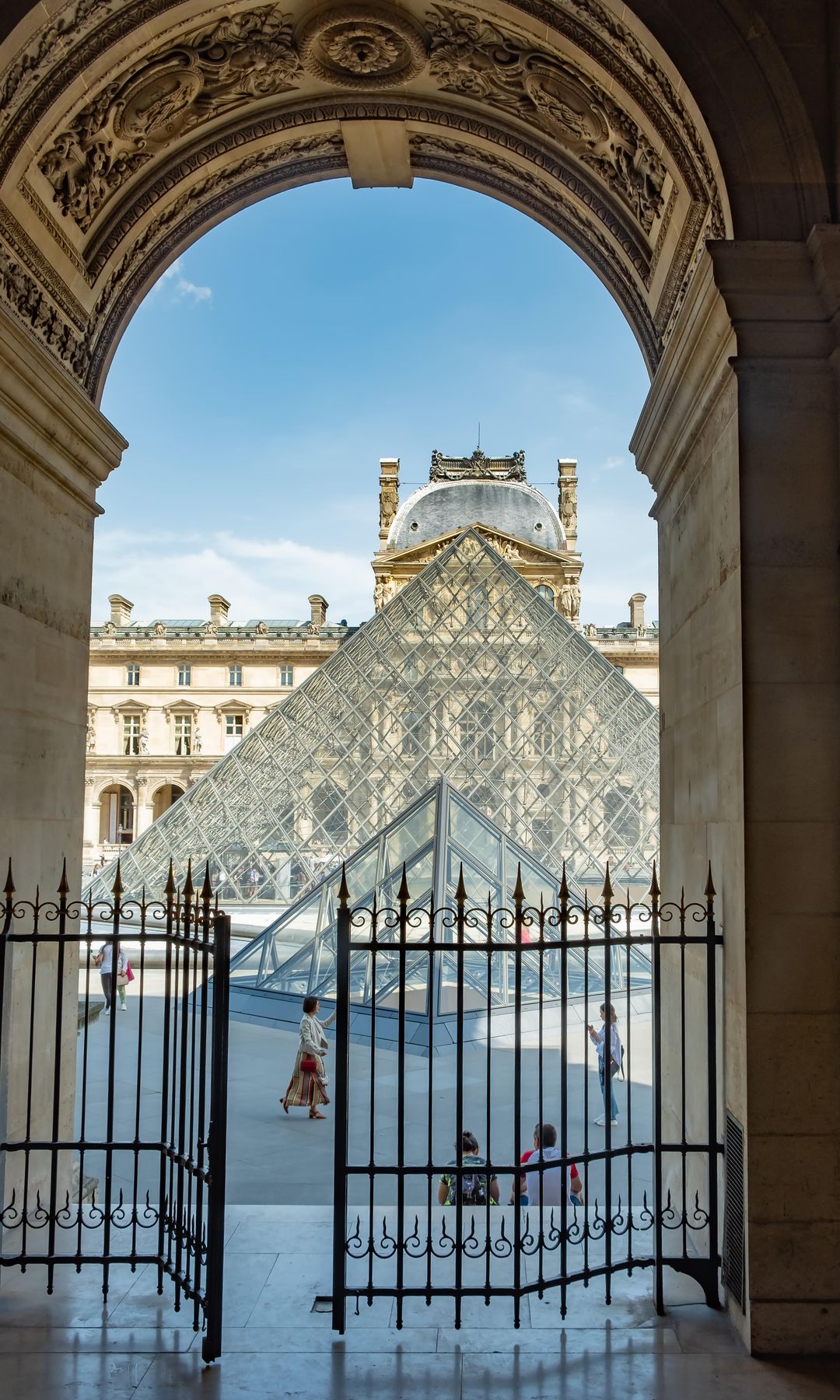 Pirámide del museo Louvre en París