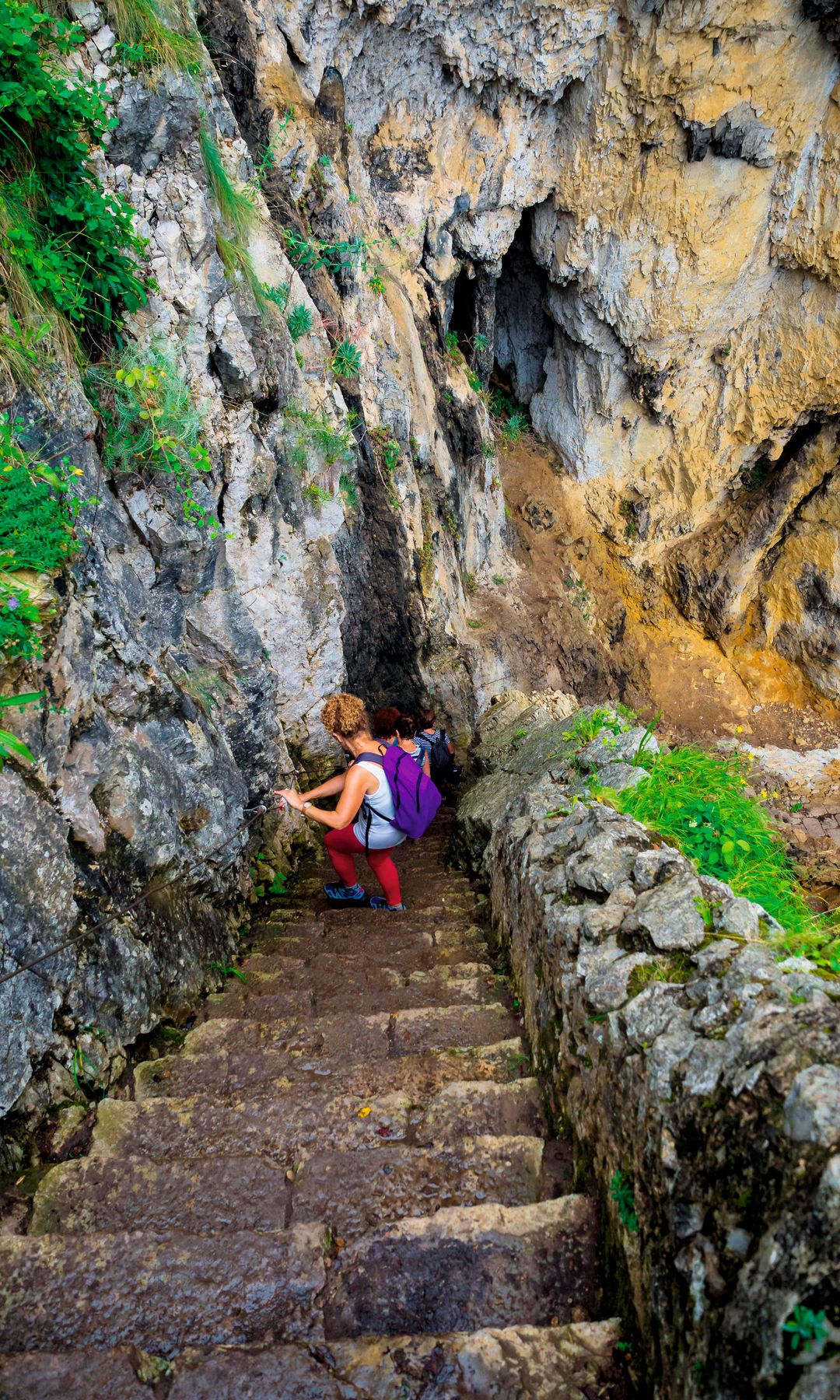Escaleras de bajada al faro del caballo en Santoña, Cantabria